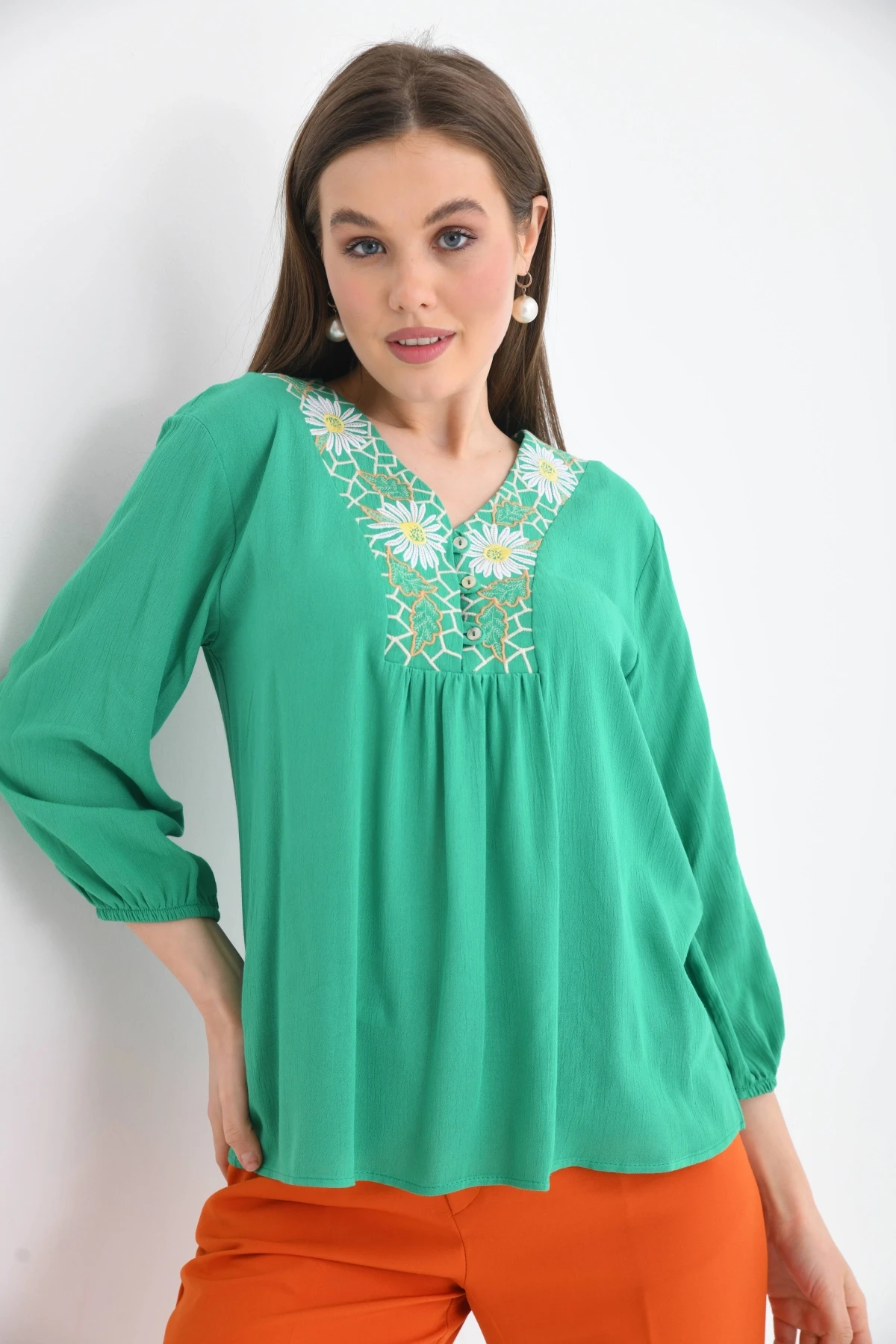 V Yaka Nakış Detaylı Bluz