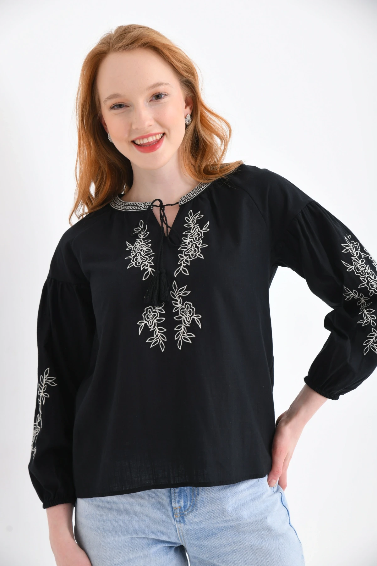 Geniş Yaka Bağlama Detay Nakışlı Dokuma Bluz