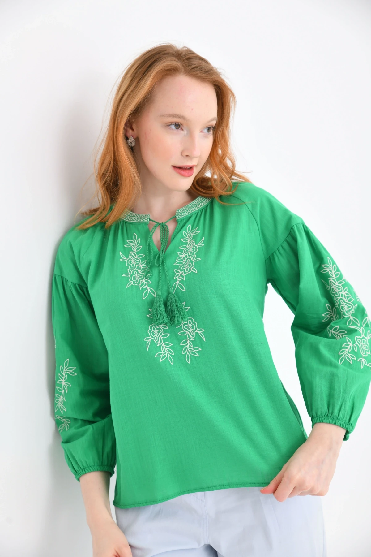 Geniş Yaka Bağlama Detay Nakışlı Dokuma Bluz