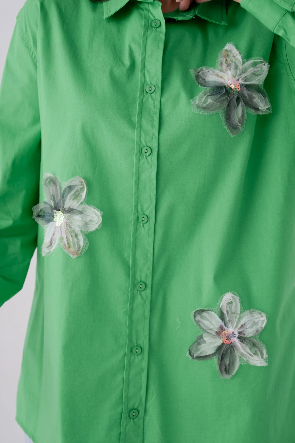 Gömlek Yaka Düğme Detaylı Aplikeli Dokuma Gömlek