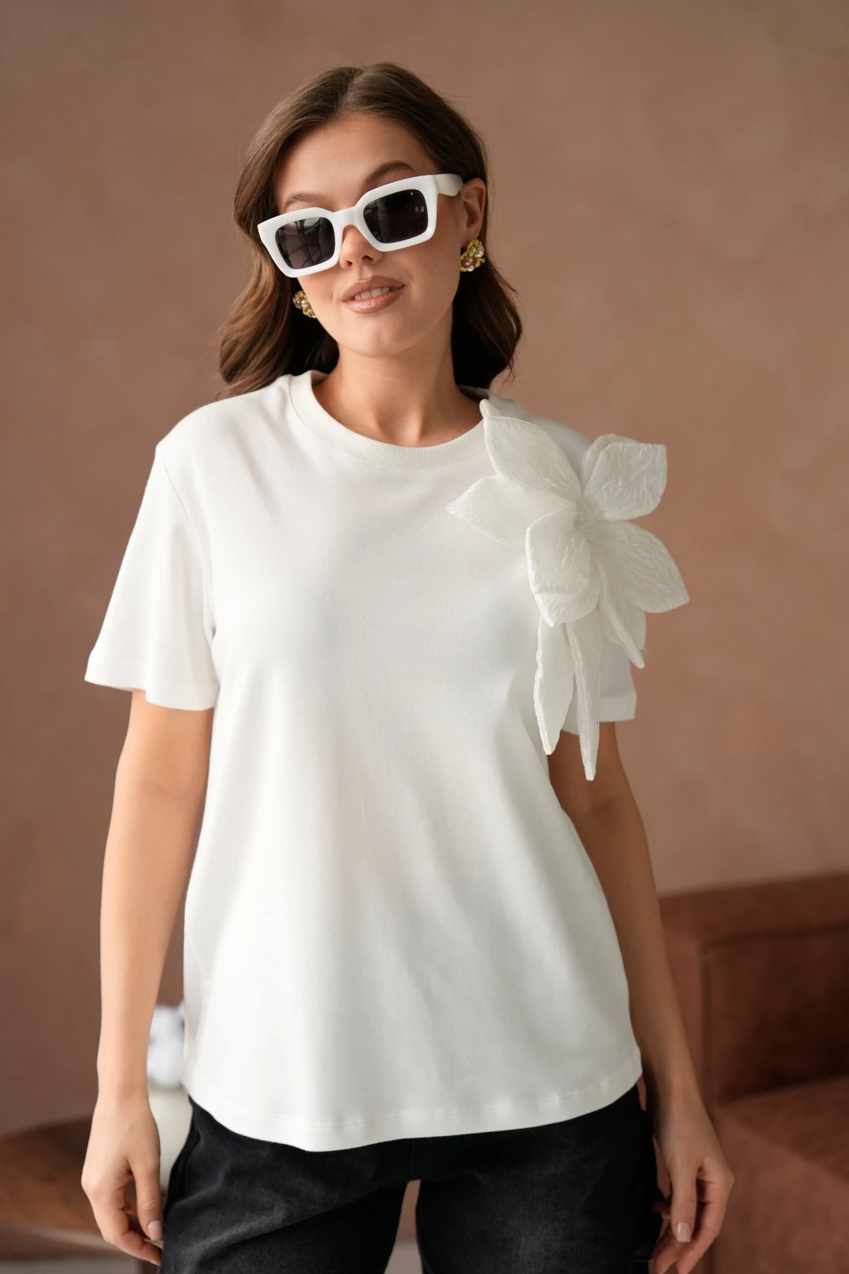 Gül Aksesuarlı Basic T-Shirt