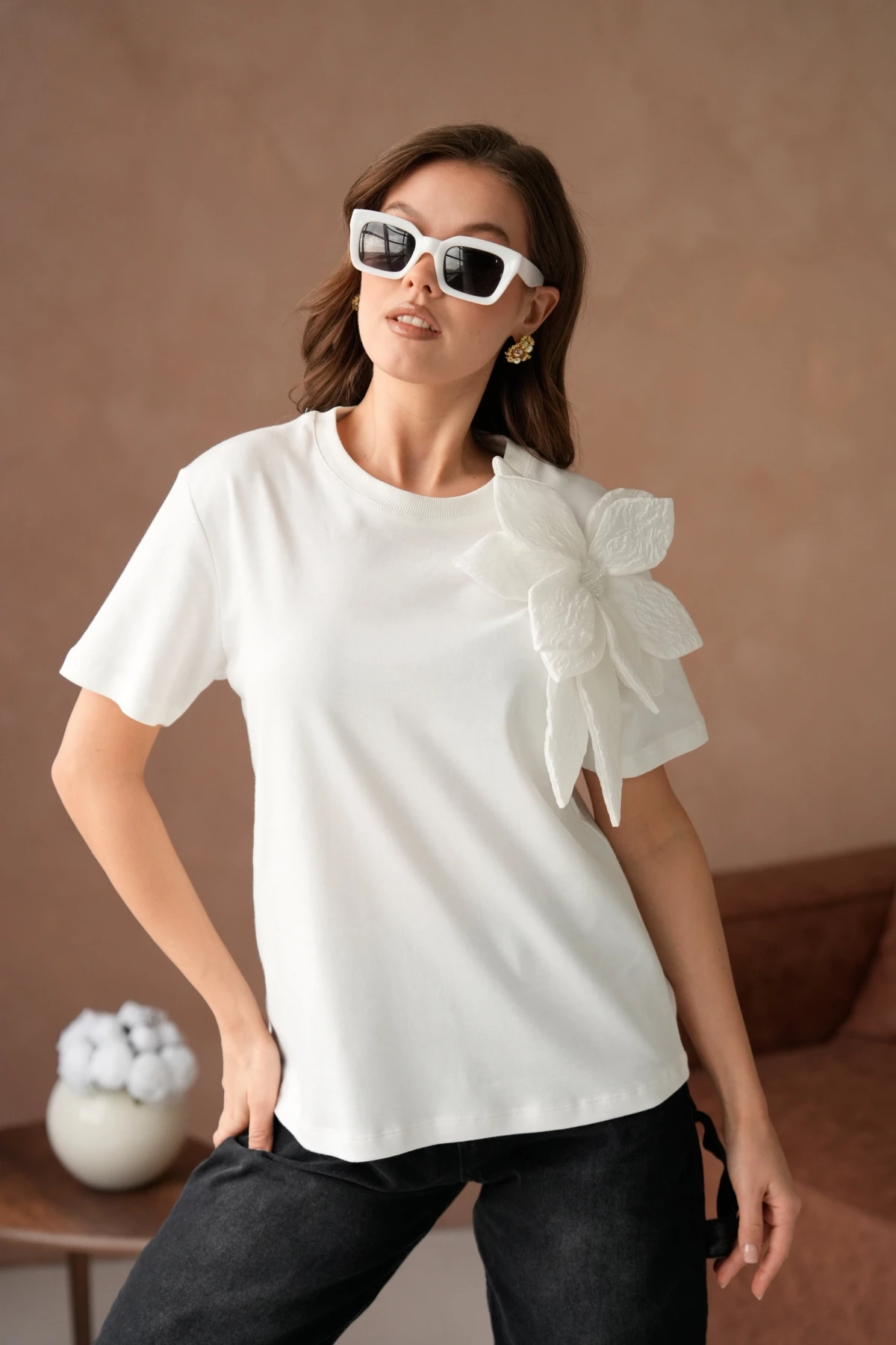 Gül Aksesuarlı Basic T-Shirt