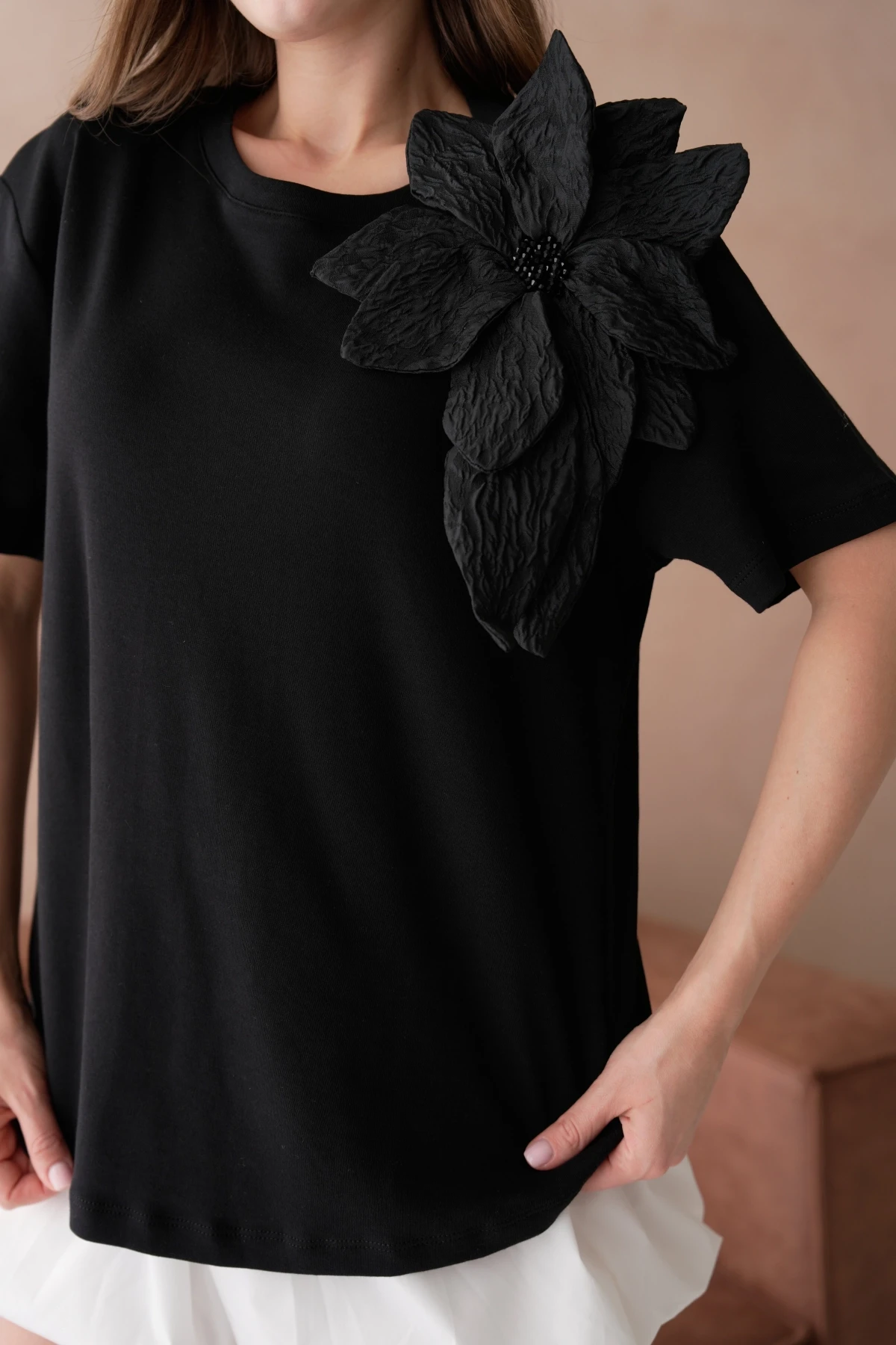 Gül Aksesuarlı Basic T-Shirt