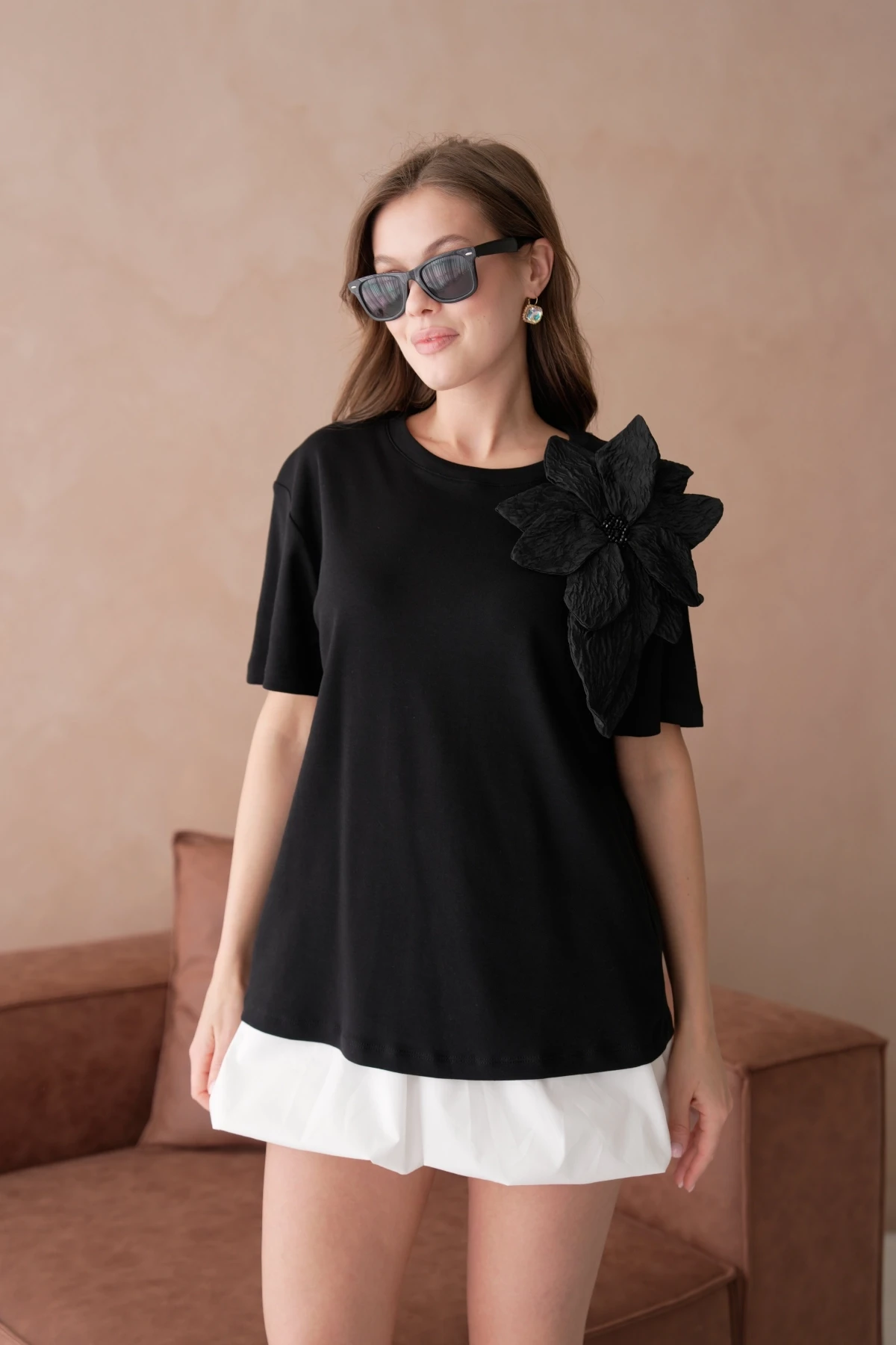 Gül Aksesuarlı Basic T-Shirt