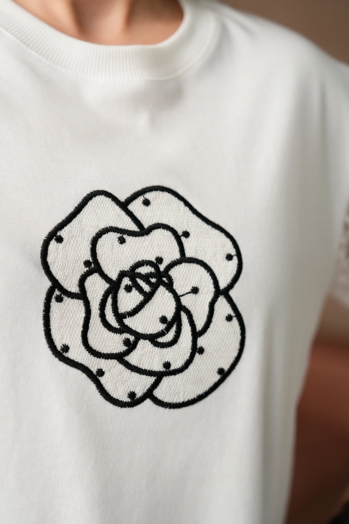 Bisiklet Yaka Kolları Dantelli Önyüzünde Gül Desen Nakışlı Basic T-Shirt