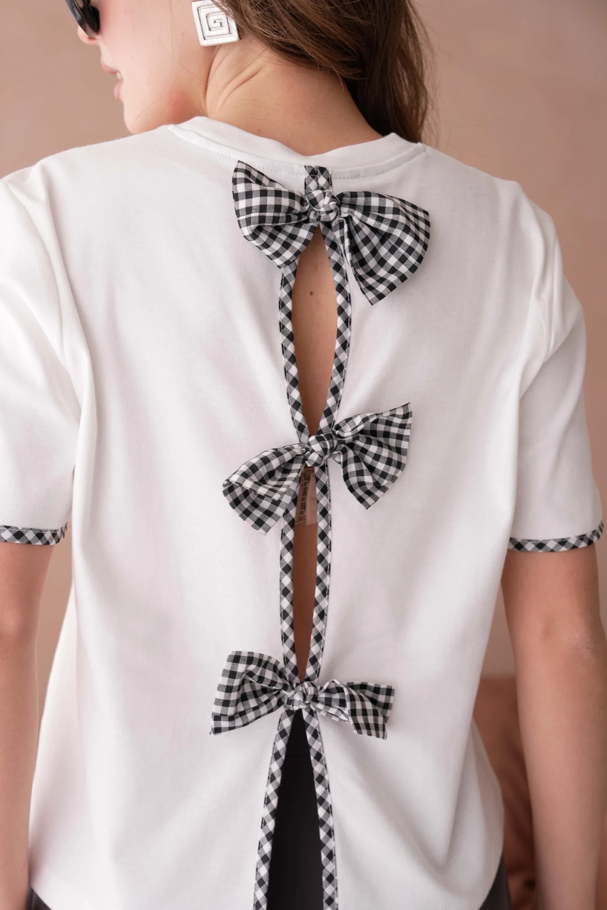 Bisiklet Yaka Sırtı 3 Fiyonk Detaylı T-Shirt