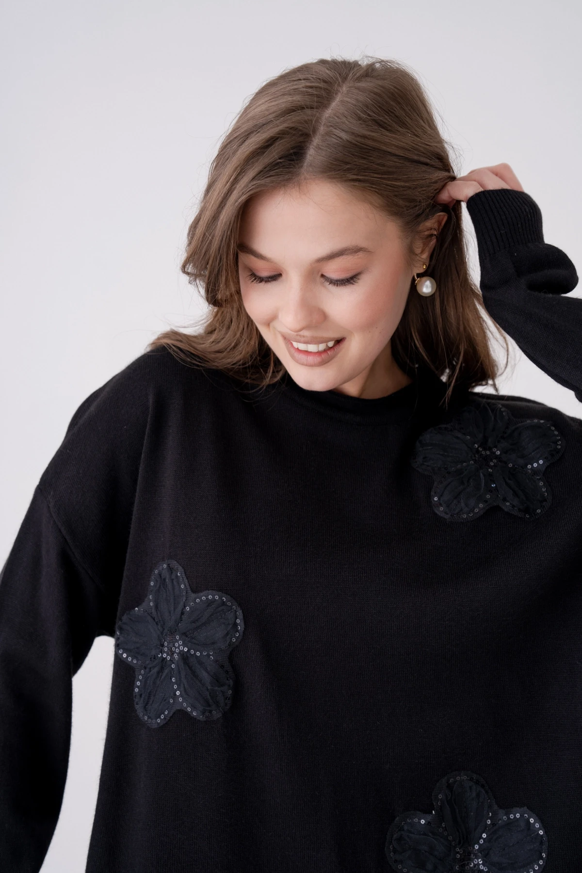 Bisiklet Yaka Yırtmaçlı Salaş Aplikeli Triko Kazak