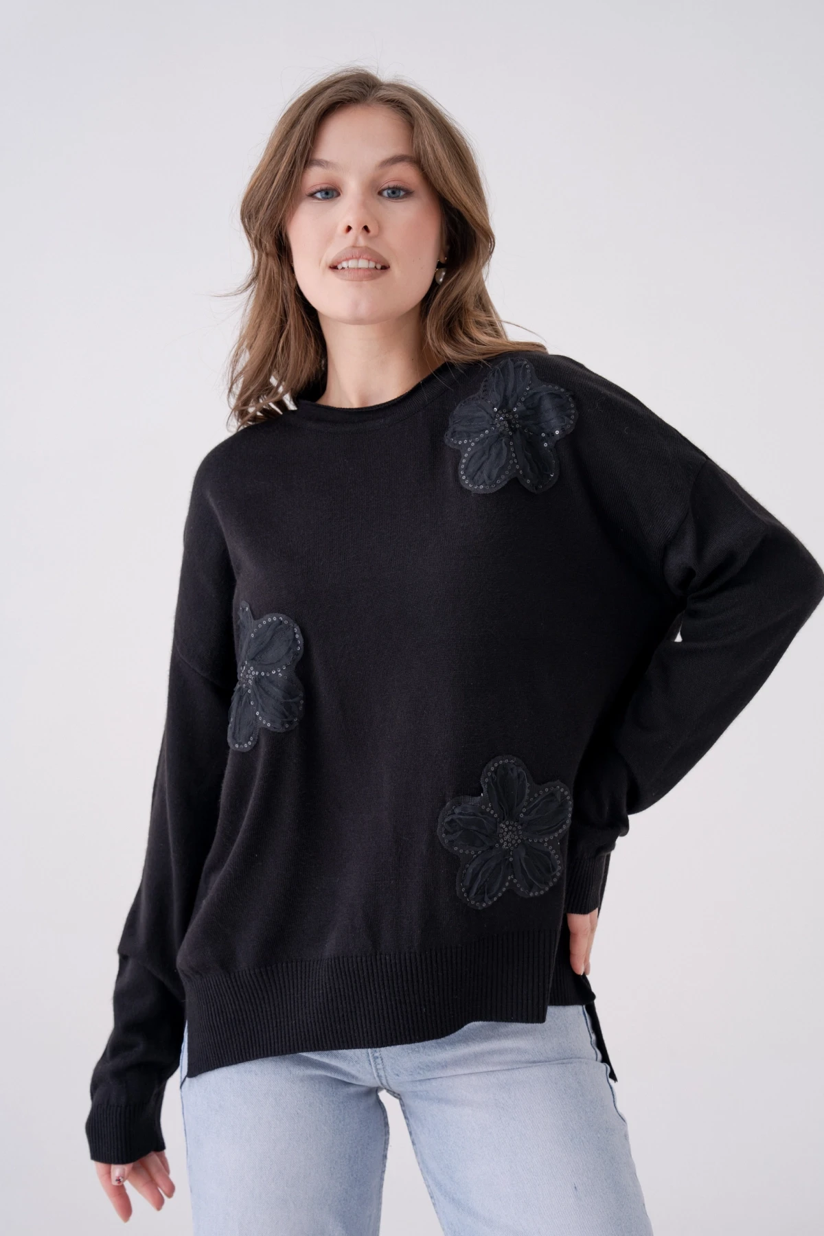 Bisiklet Yaka Yırtmaçlı Salaş Aplikeli Triko Kazak