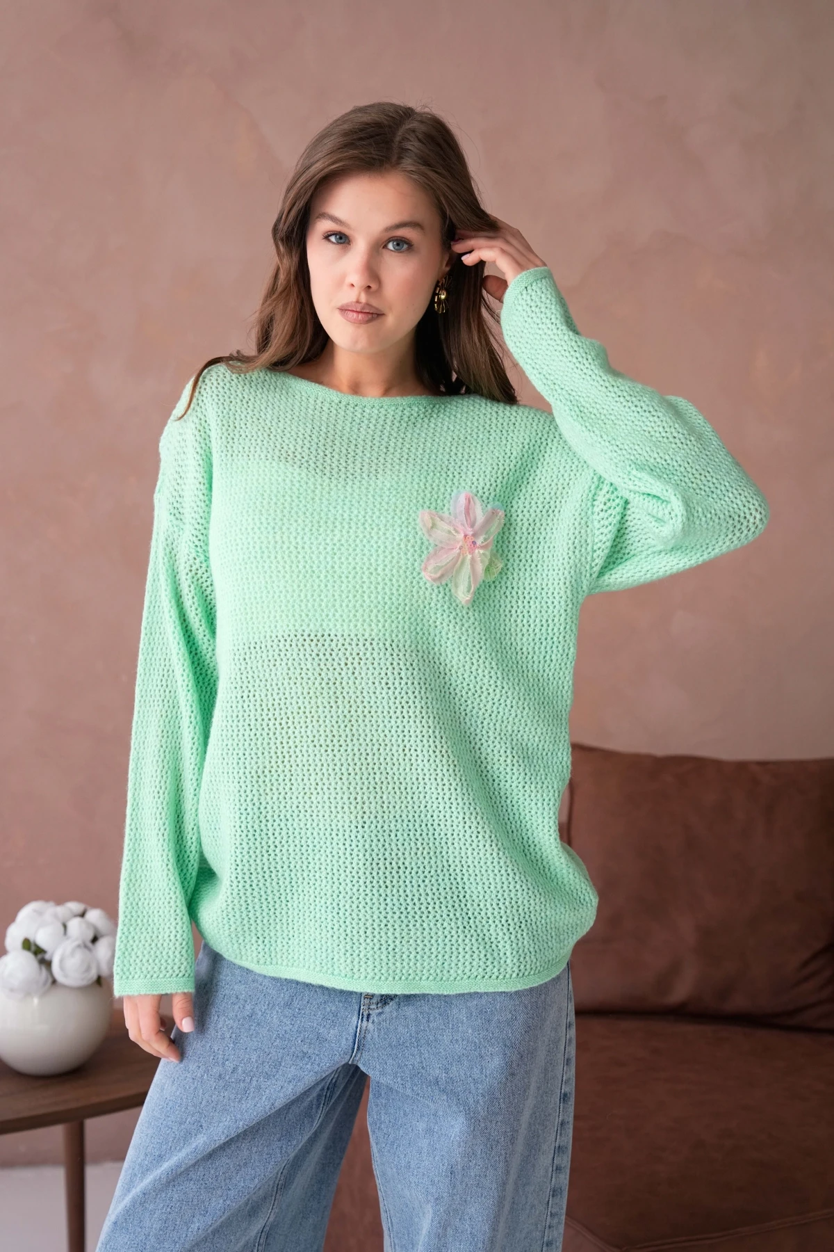 Kayık Yaka Dokulu Aplikeli Uzun Kol Kazak