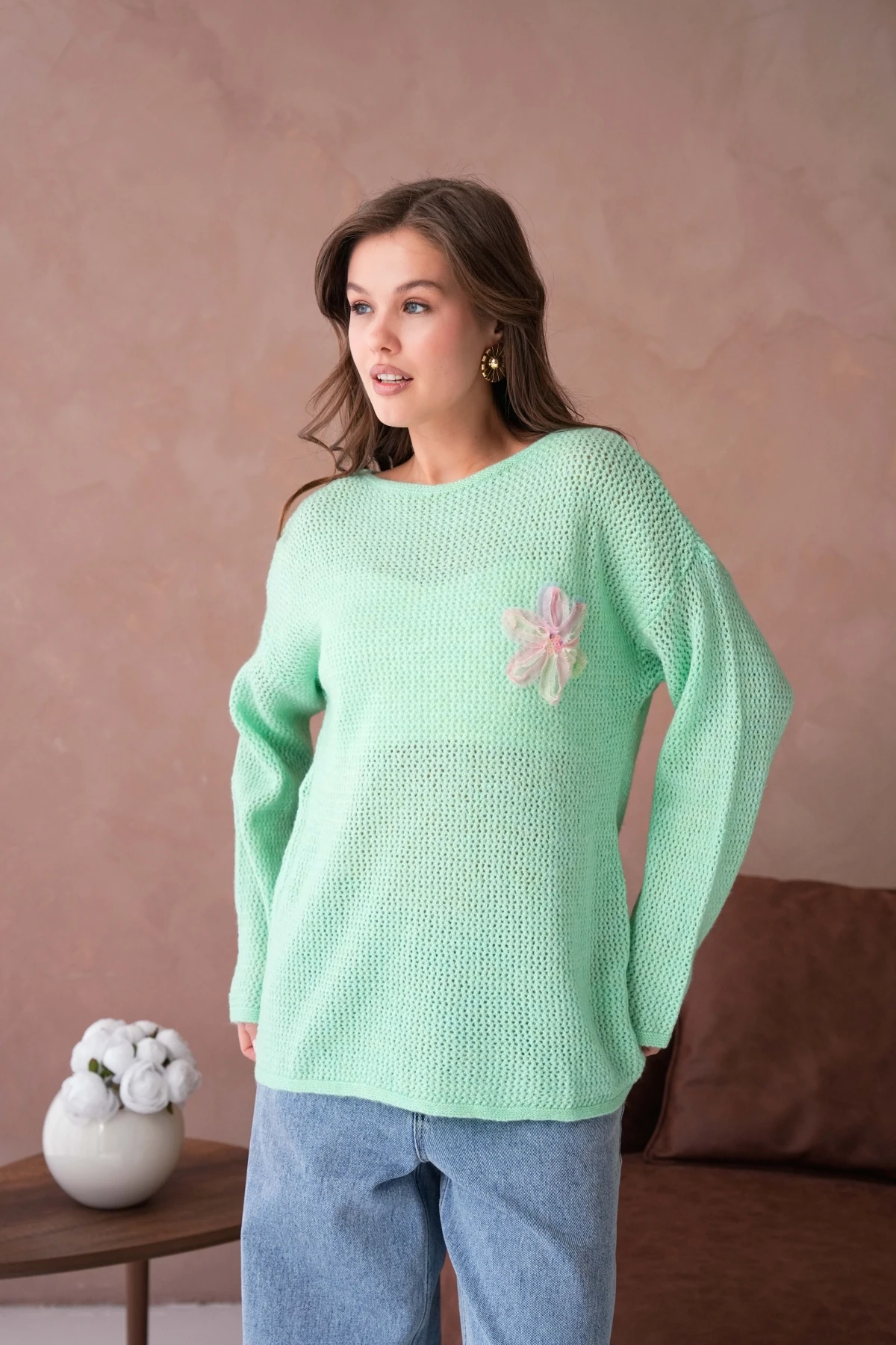 Kayık Yaka Dokulu Aplikeli Uzun Kol Kazak