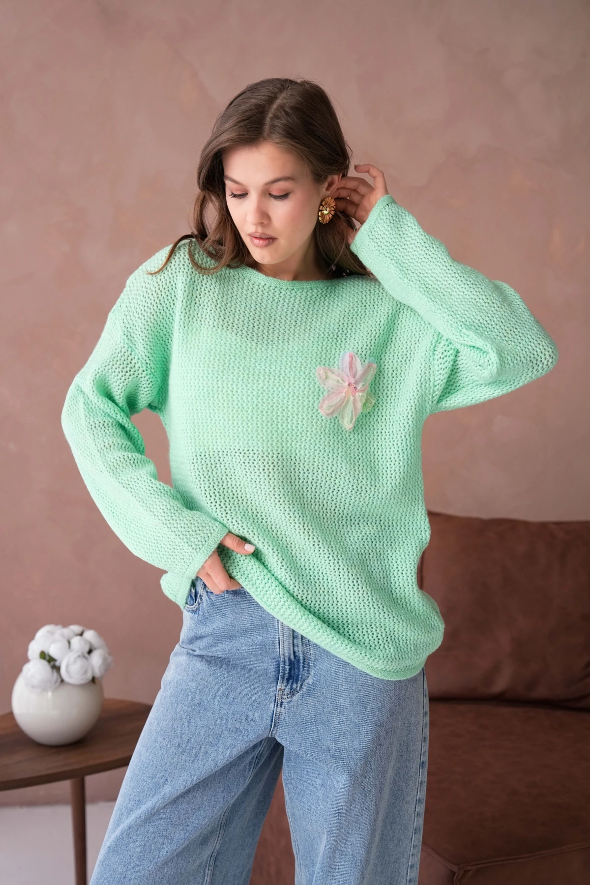 Kayık Yaka Dokulu Aplikeli Uzun Kol Kazak