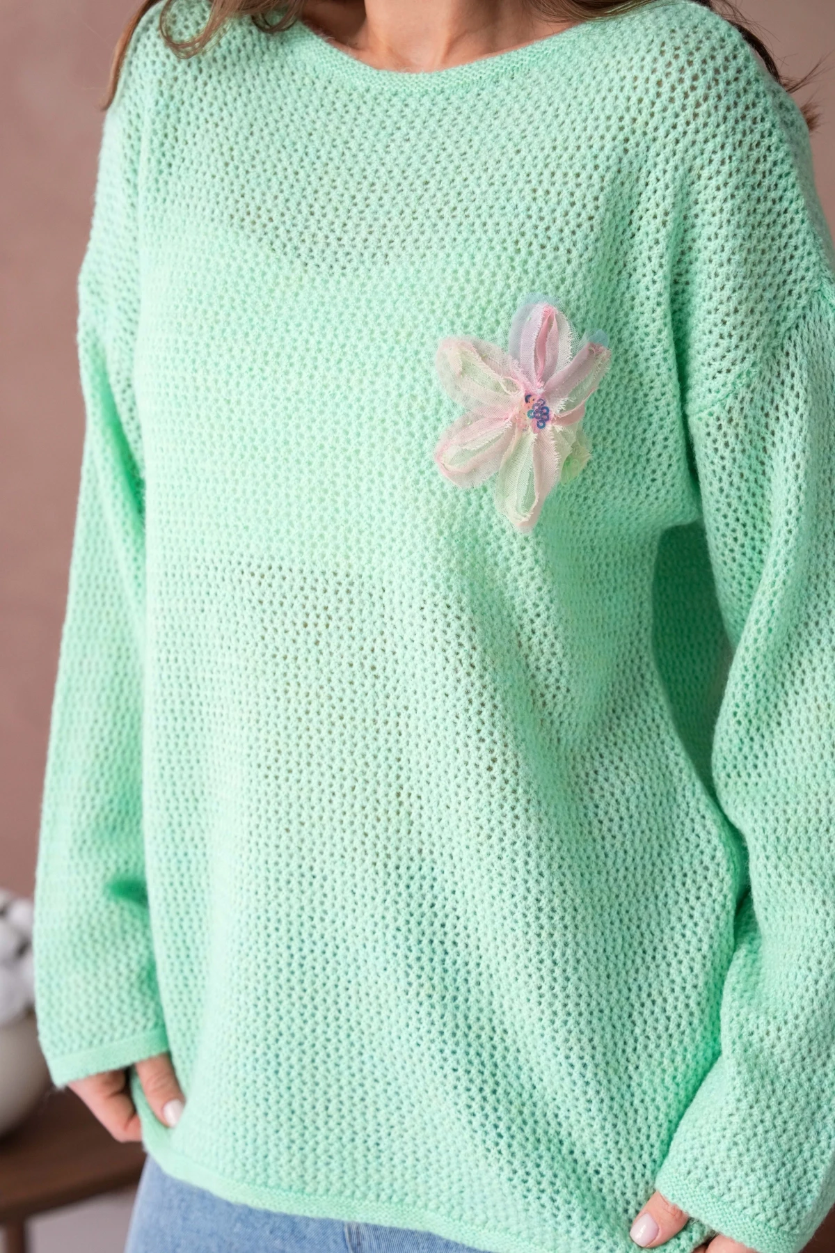 Kayık Yaka Dokulu Aplikeli Uzun Kol Kazak