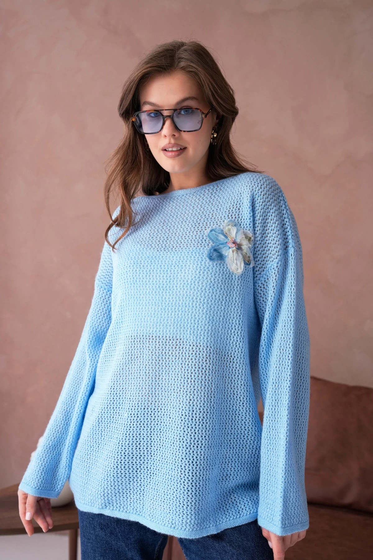 Kayık Yaka Dokulu Aplikeli Uzun Kol Kazak