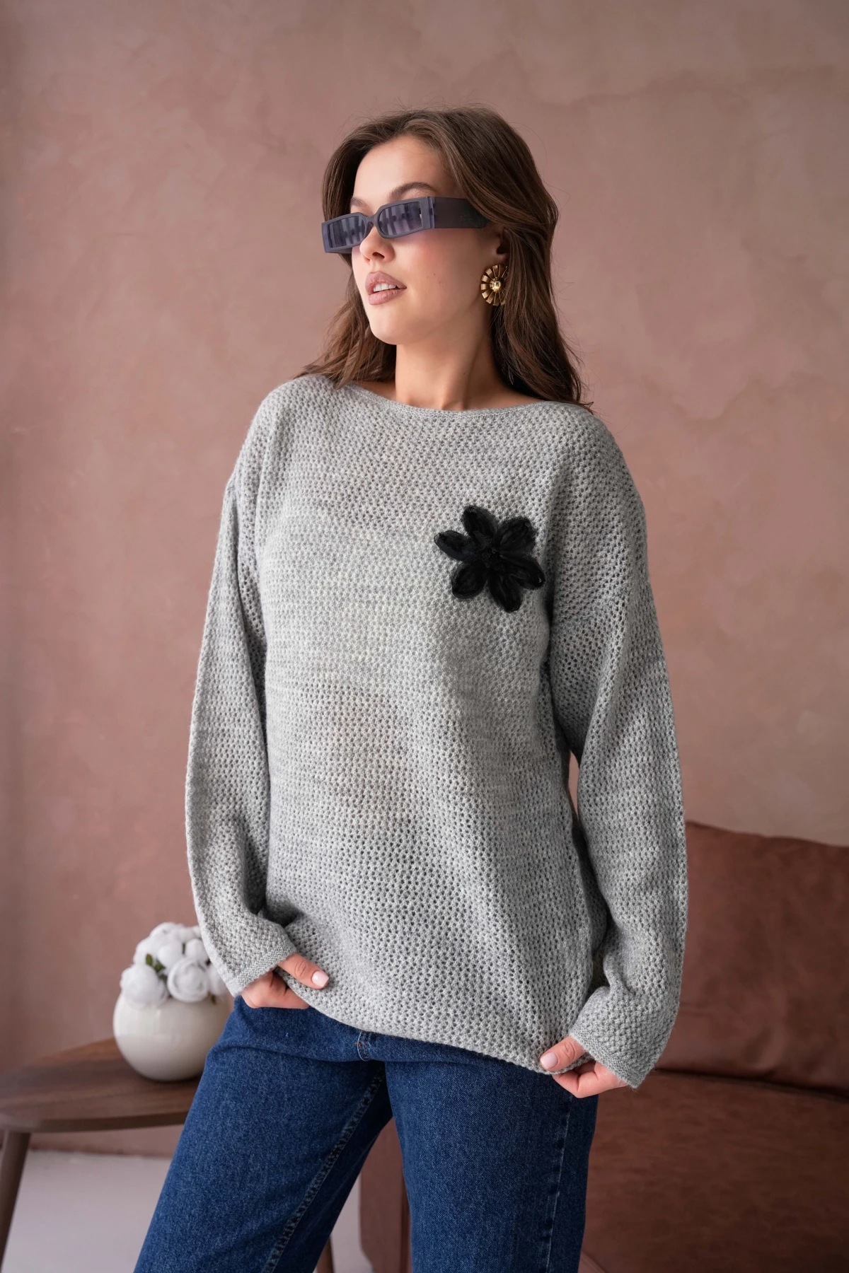 Kayık Yaka Dokulu Aplikeli Uzun Kol Kazak