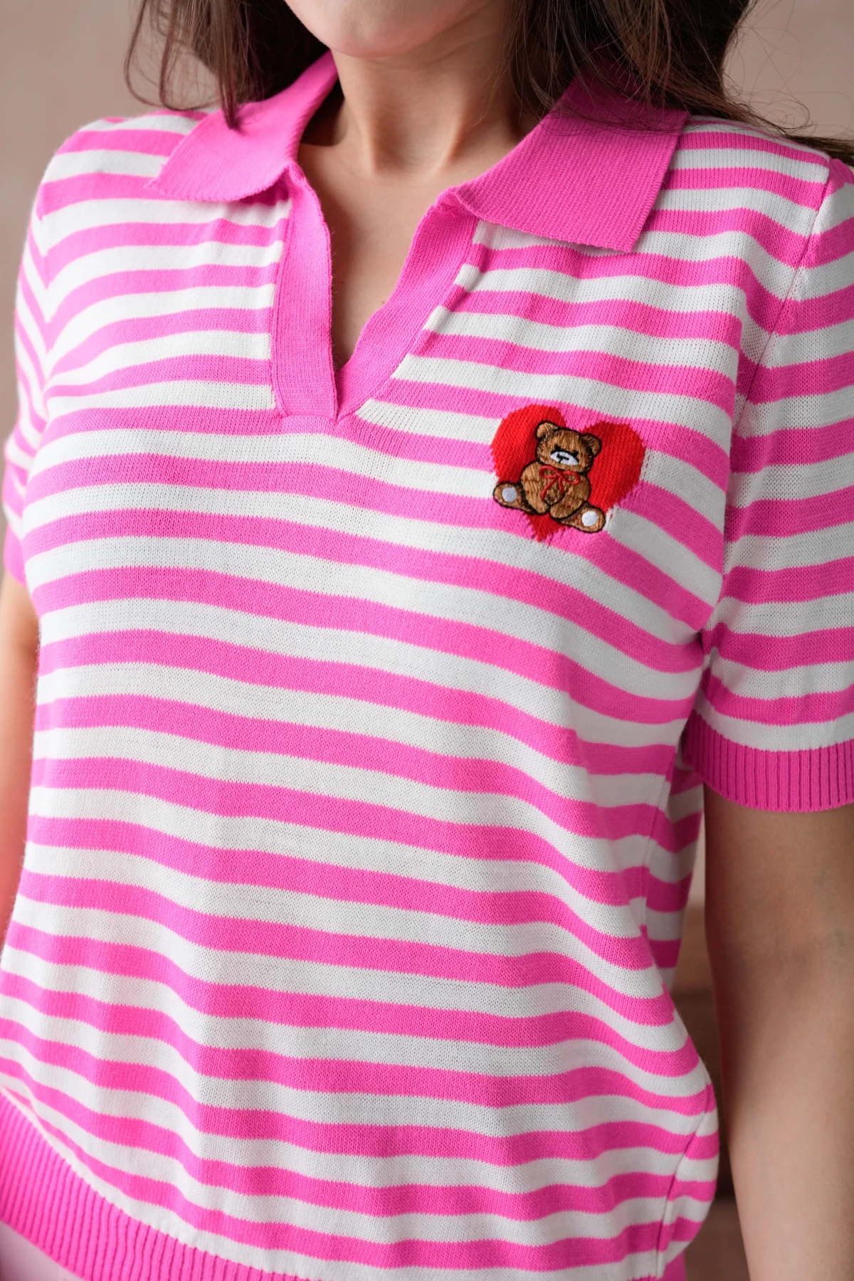 Polo Yaka Nakış Detaylı Çizgili Triko Kazak