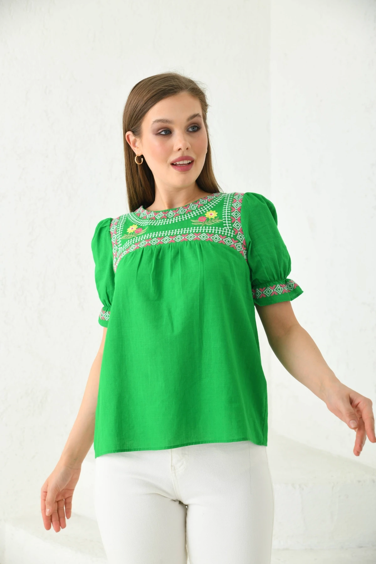 Nakış İşlemeli Dokuma Gömlek