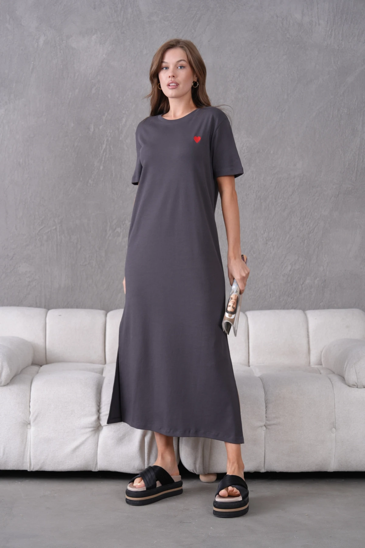 Nakış İşlemeli Kısa Kol Yırtmaçlı Yazlık Penye Elbise