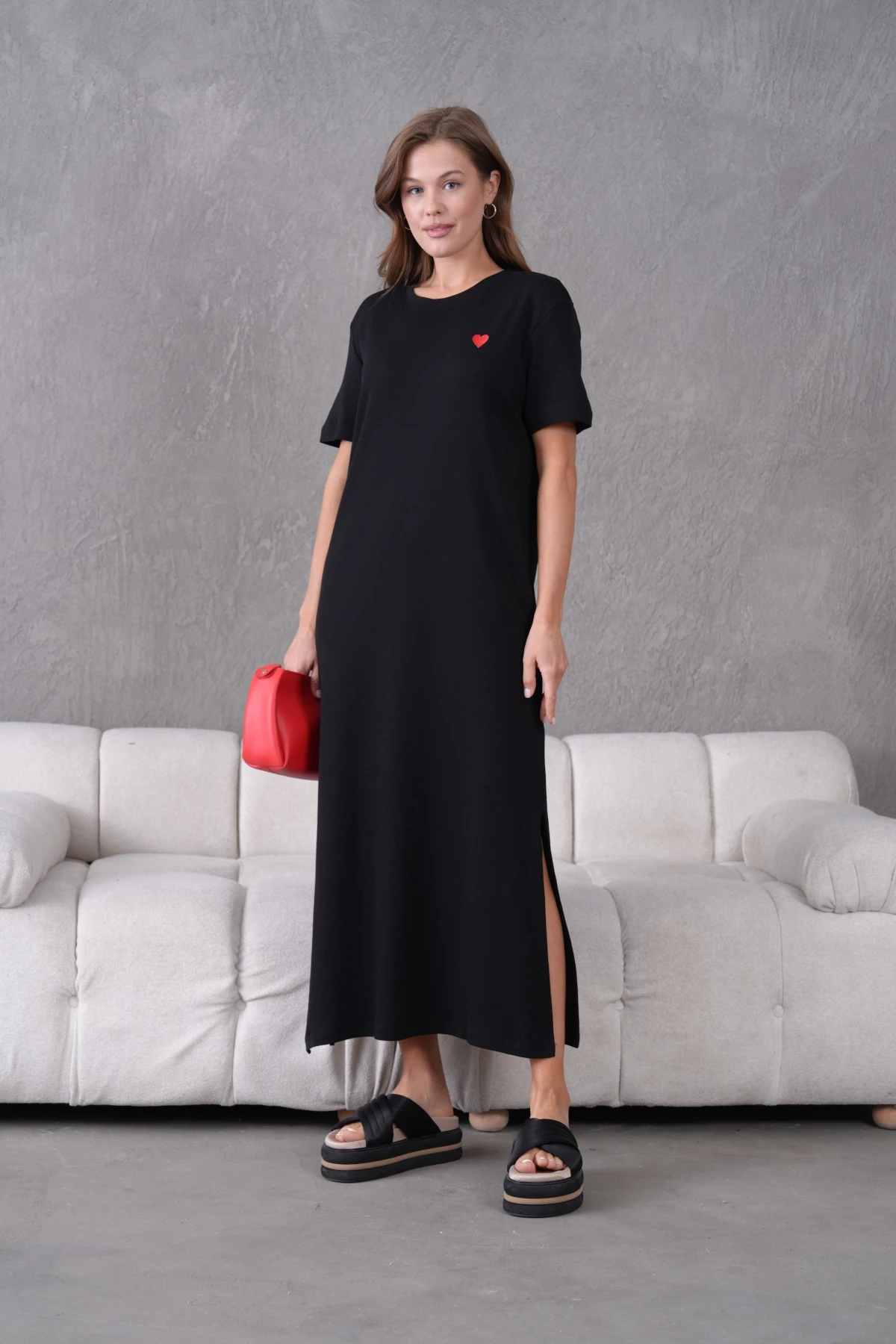 Nakış İşlemeli Kısa Kol Yırtmaçlı Yazlık Penye Elbise