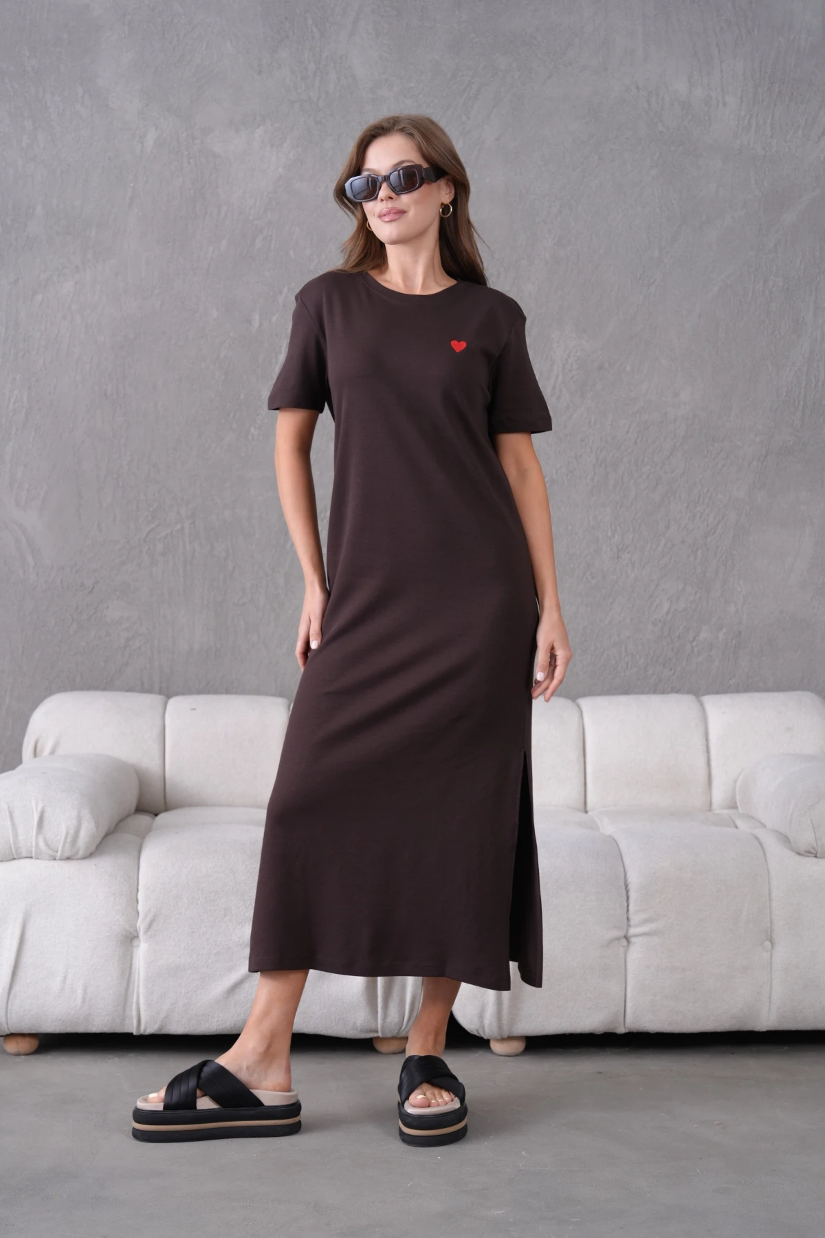 Nakış İşlemeli Kısa Kol Yırtmaçlı Yazlık Penye Elbise