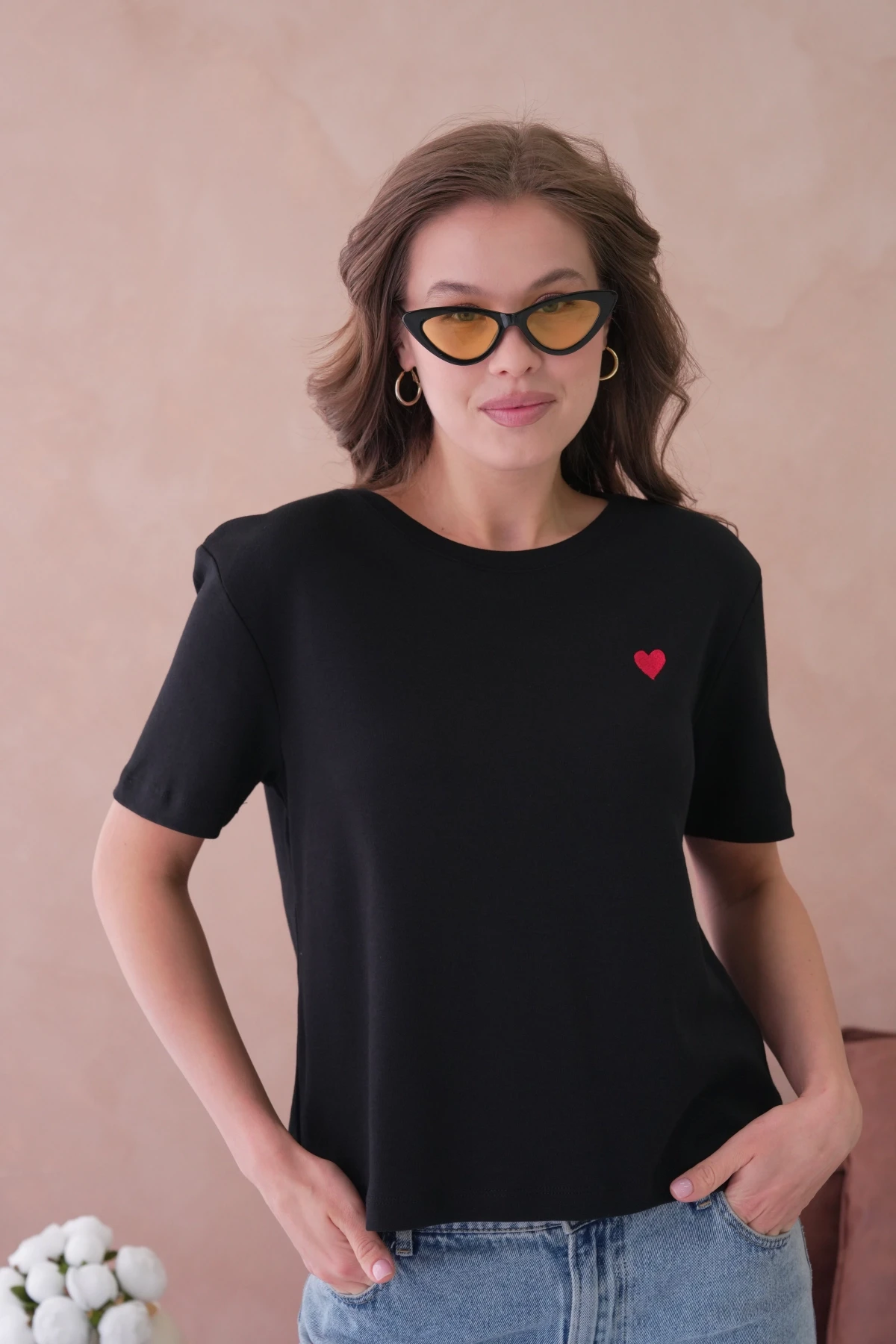 Bisiklet Yaka Kalp Nakışlı Basic T-Shirt