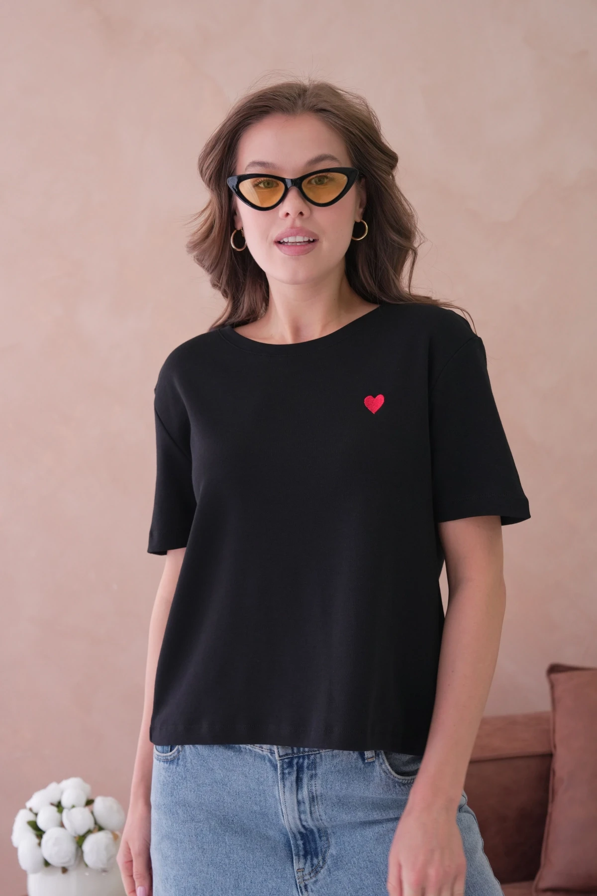 Bisiklet Yaka Kalp Nakışlı Basic T-Shirt