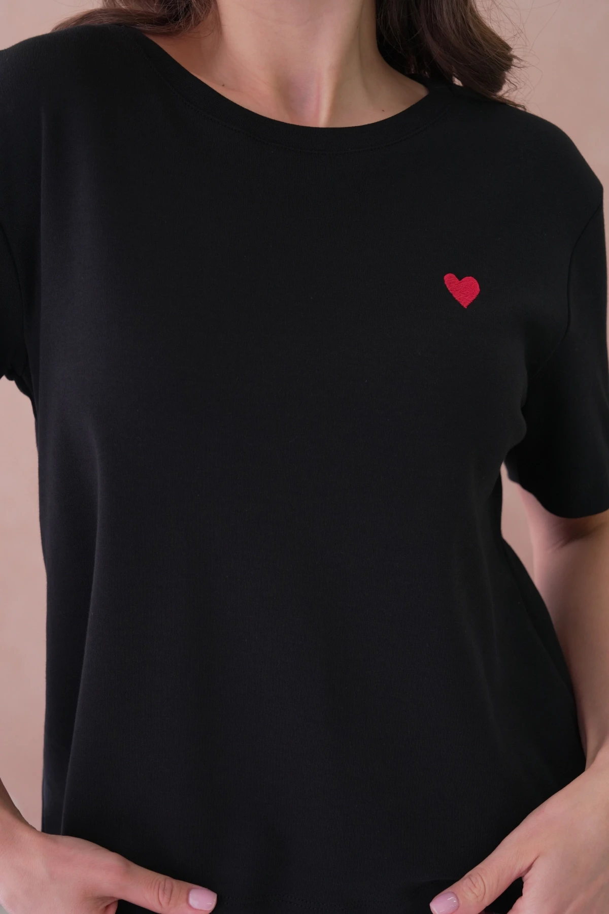 Bisiklet Yaka Kalp Nakışlı Basic T-Shirt