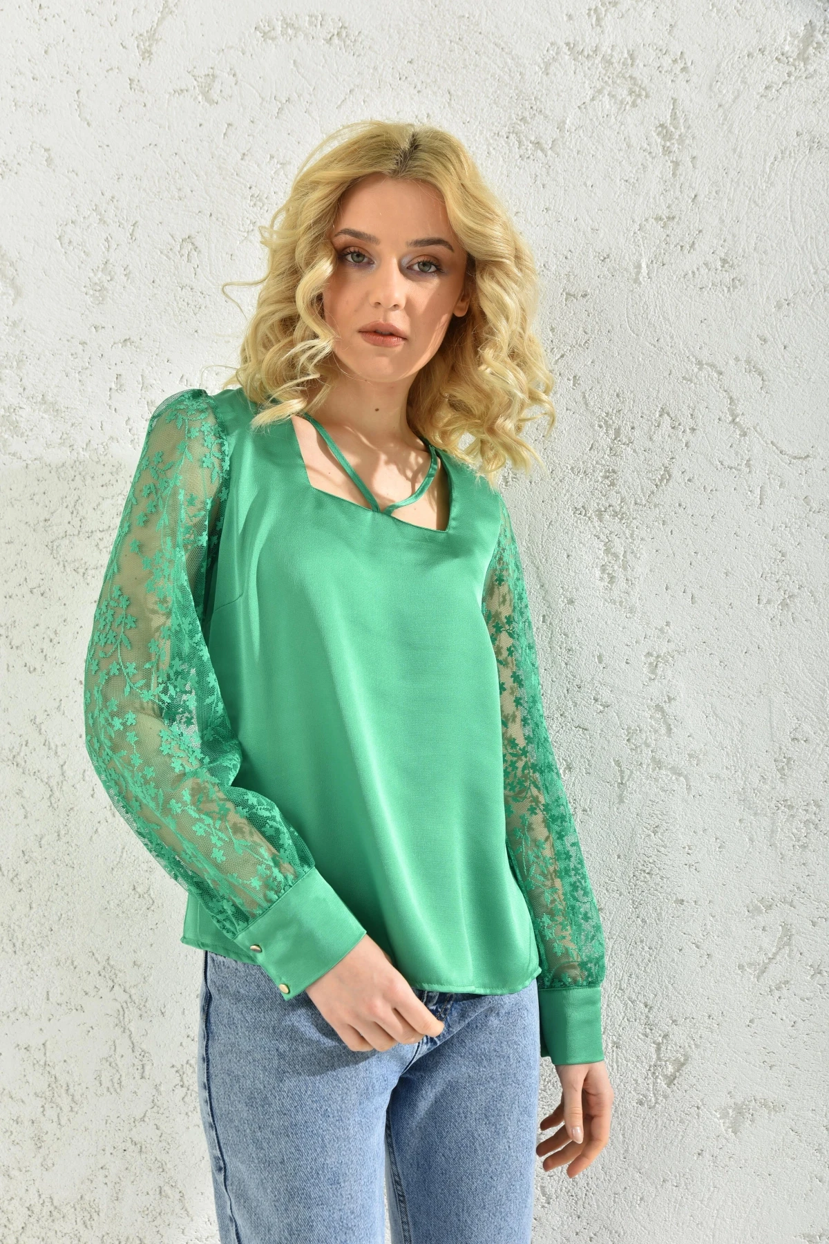 Kare Yaka Kolları Tül Detaylı Dokuma Bluz