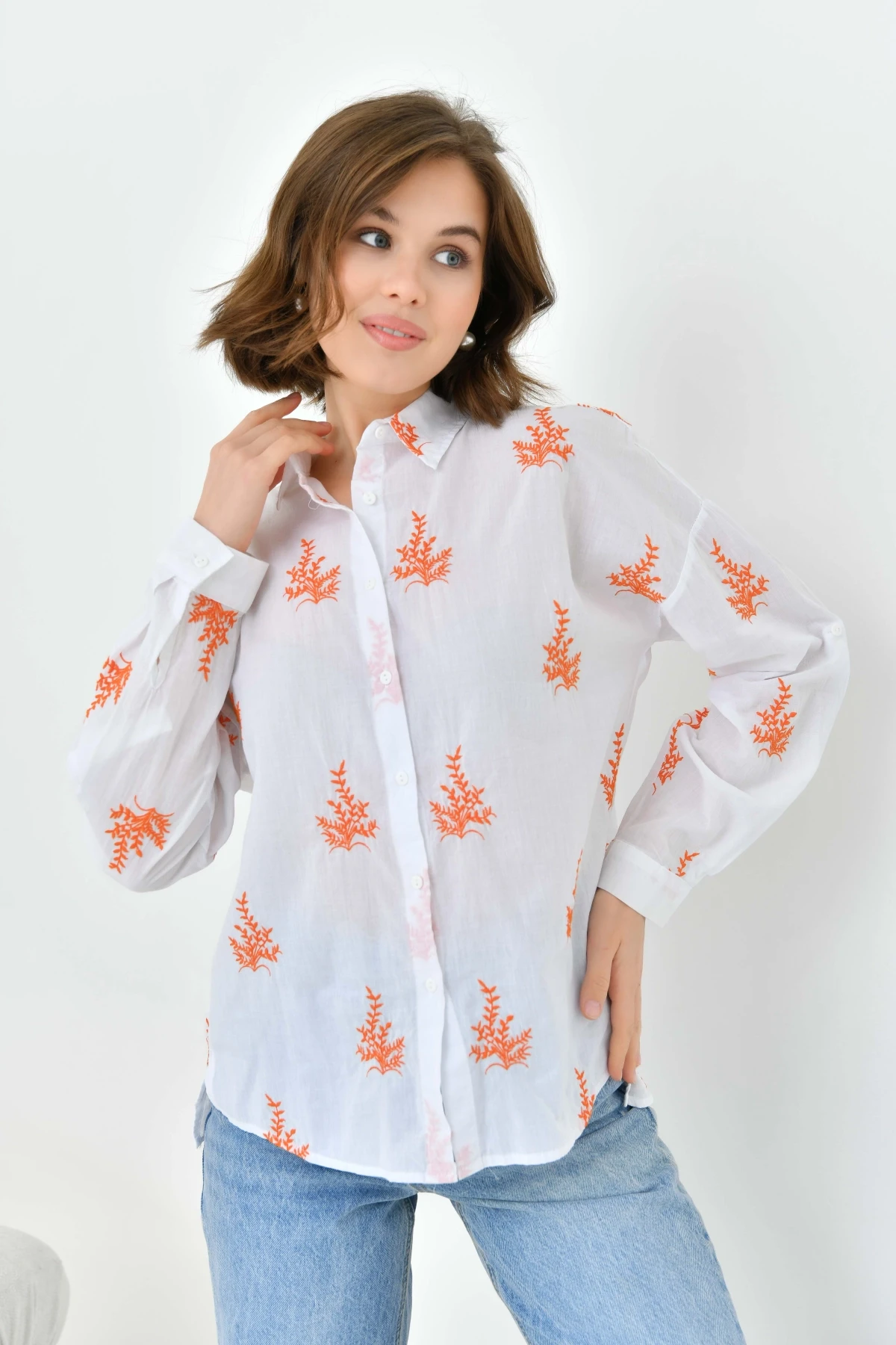 Çiçek Nakış İşlemeli İnce Pamuk Dokuma Gömlek
