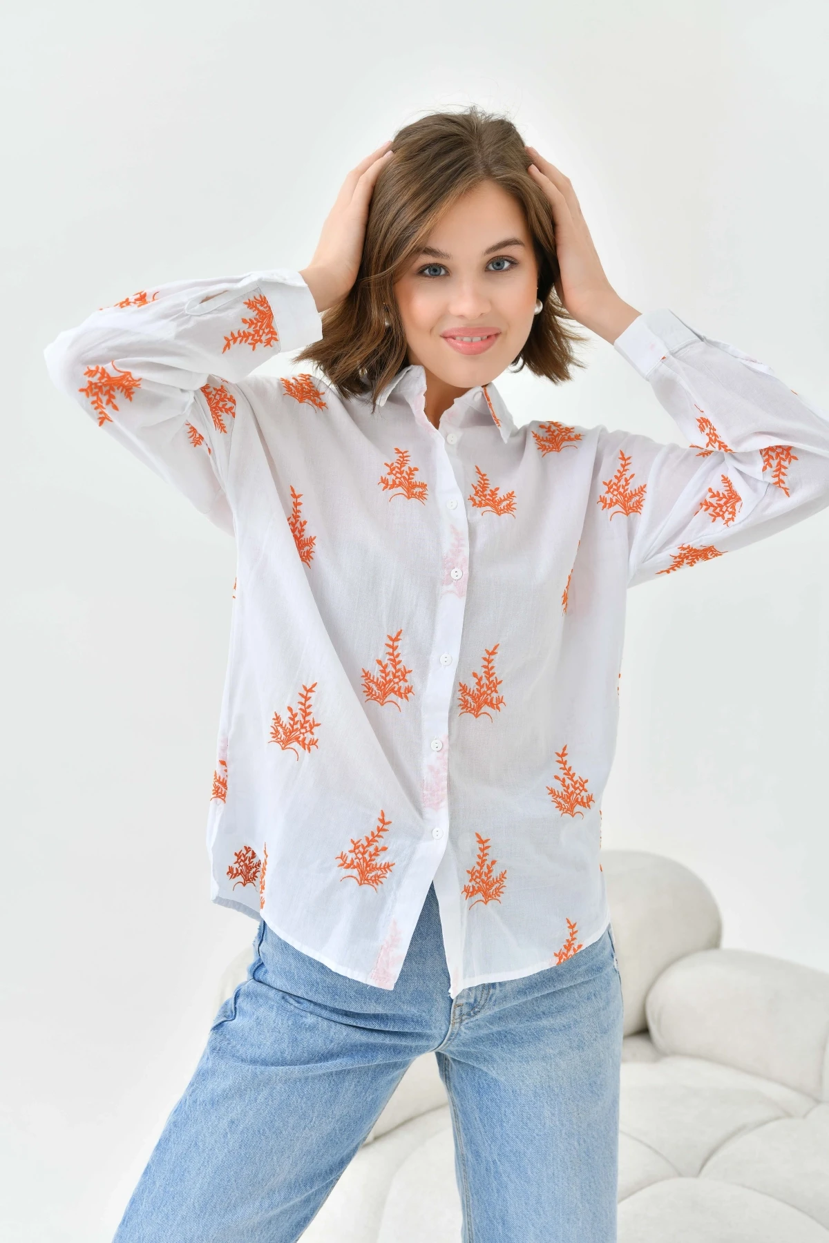 Çiçek Nakış İşlemeli İnce Pamuk Dokuma Gömlek