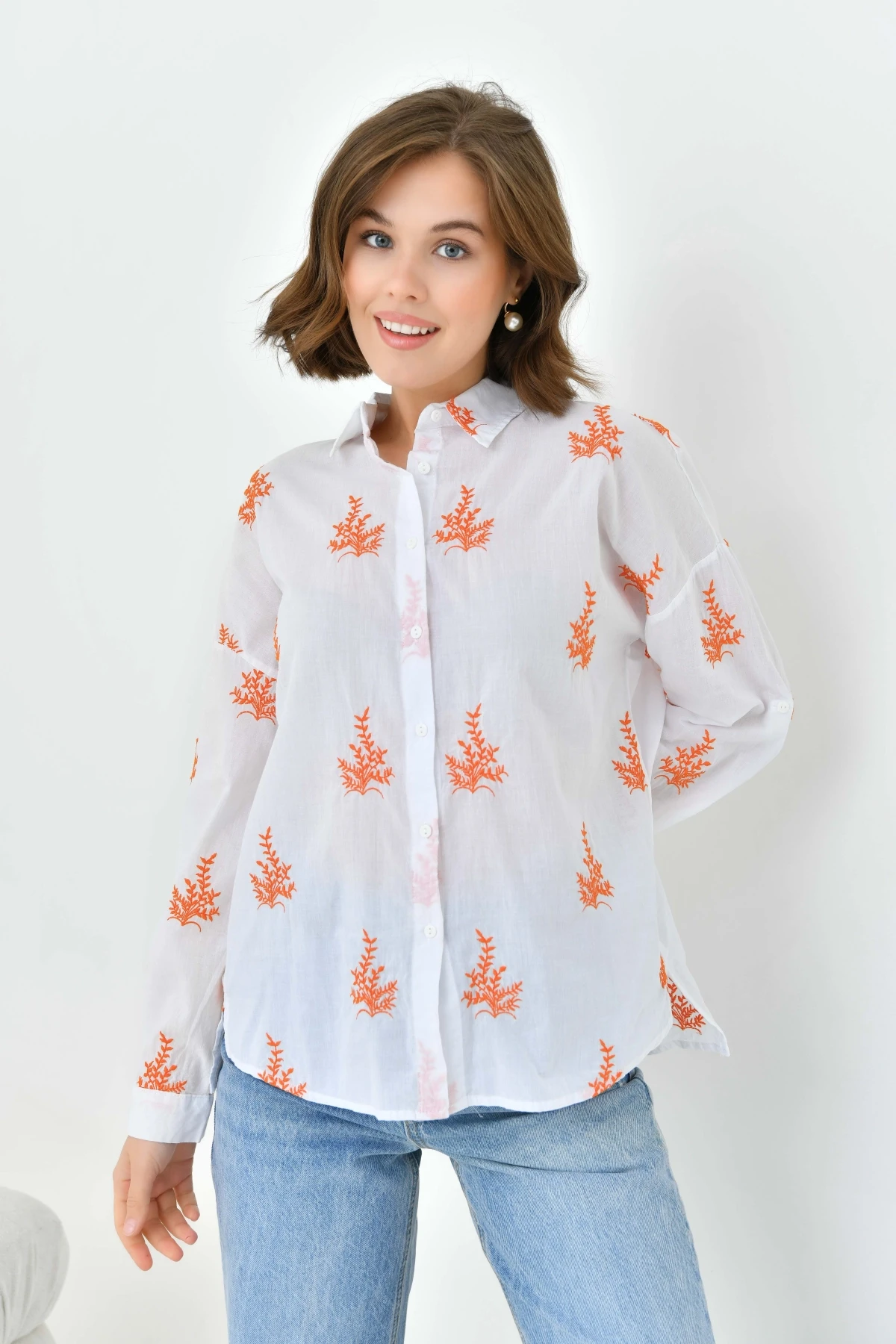 Çiçek Nakış İşlemeli İnce Pamuk Dokuma Gömlek