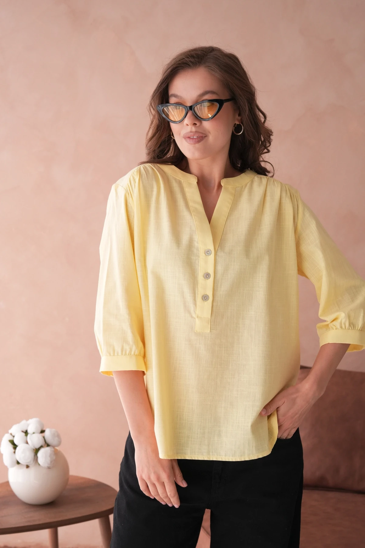 V Yaka Düğme Detaylı Dokuma Bluz