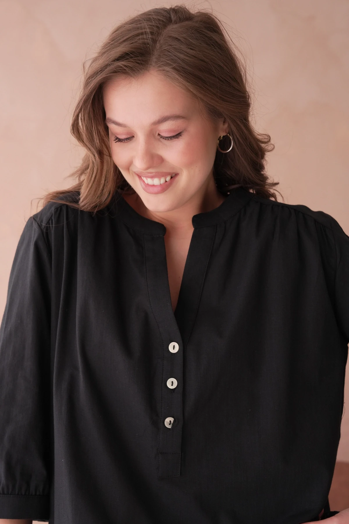 V Yaka Düğme Detaylı Dokuma Bluz