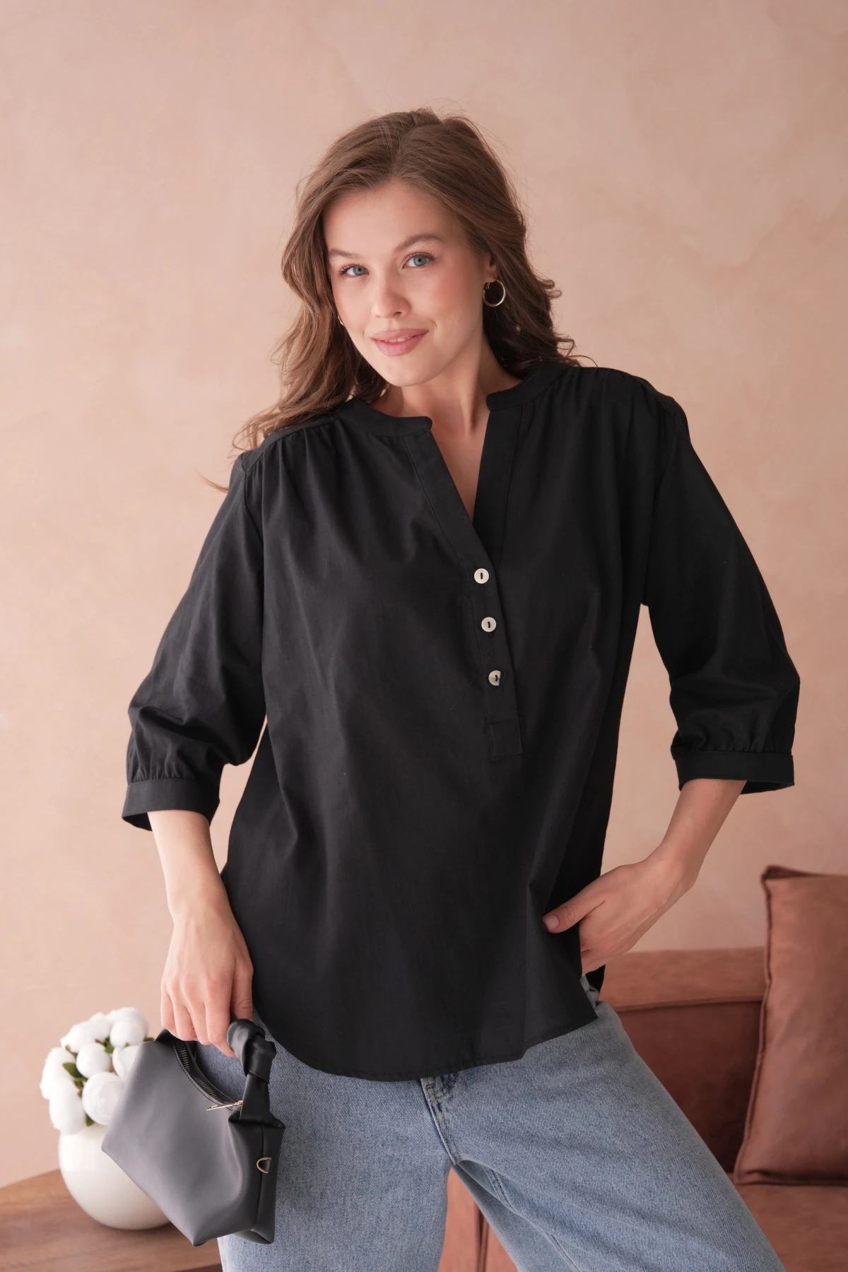 V Yaka Düğme Detaylı Dokuma Bluz