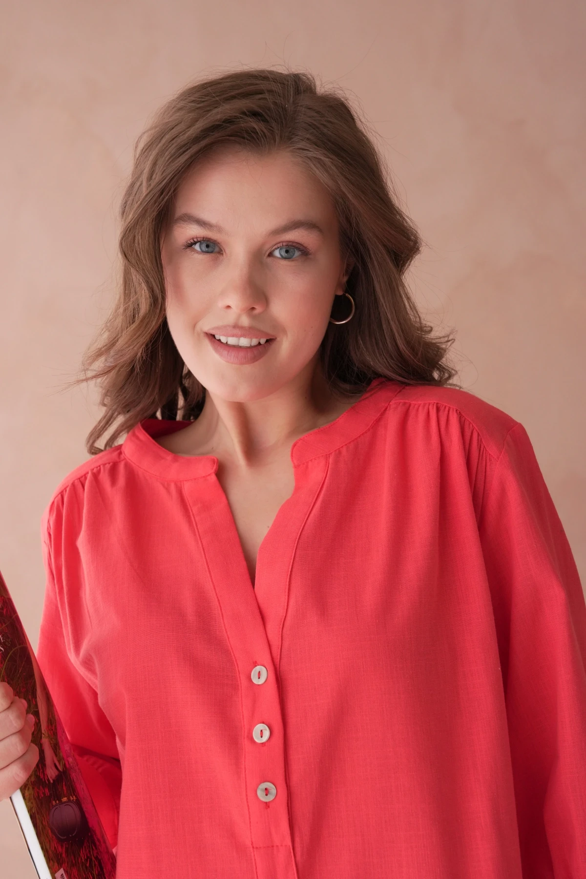 V Yaka Düğme Detaylı Dokuma Bluz