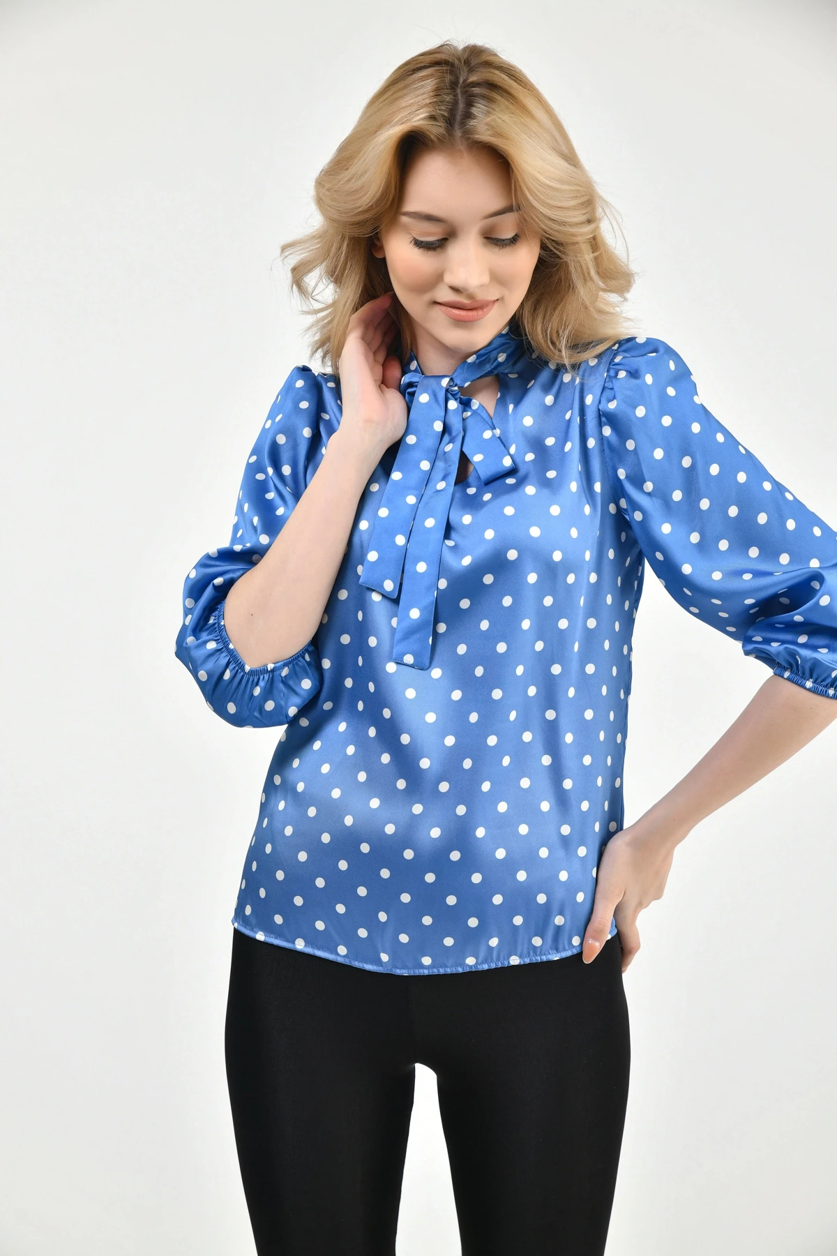 Uzun Kol Bağlama Detaylı Saten Bluz