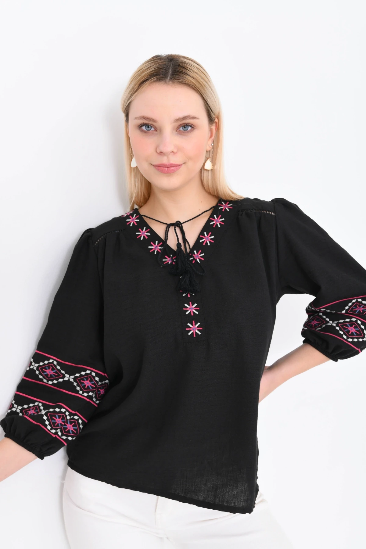 Kadın V Yaka Nakış Bağlama Detaylı Salaş Bluz