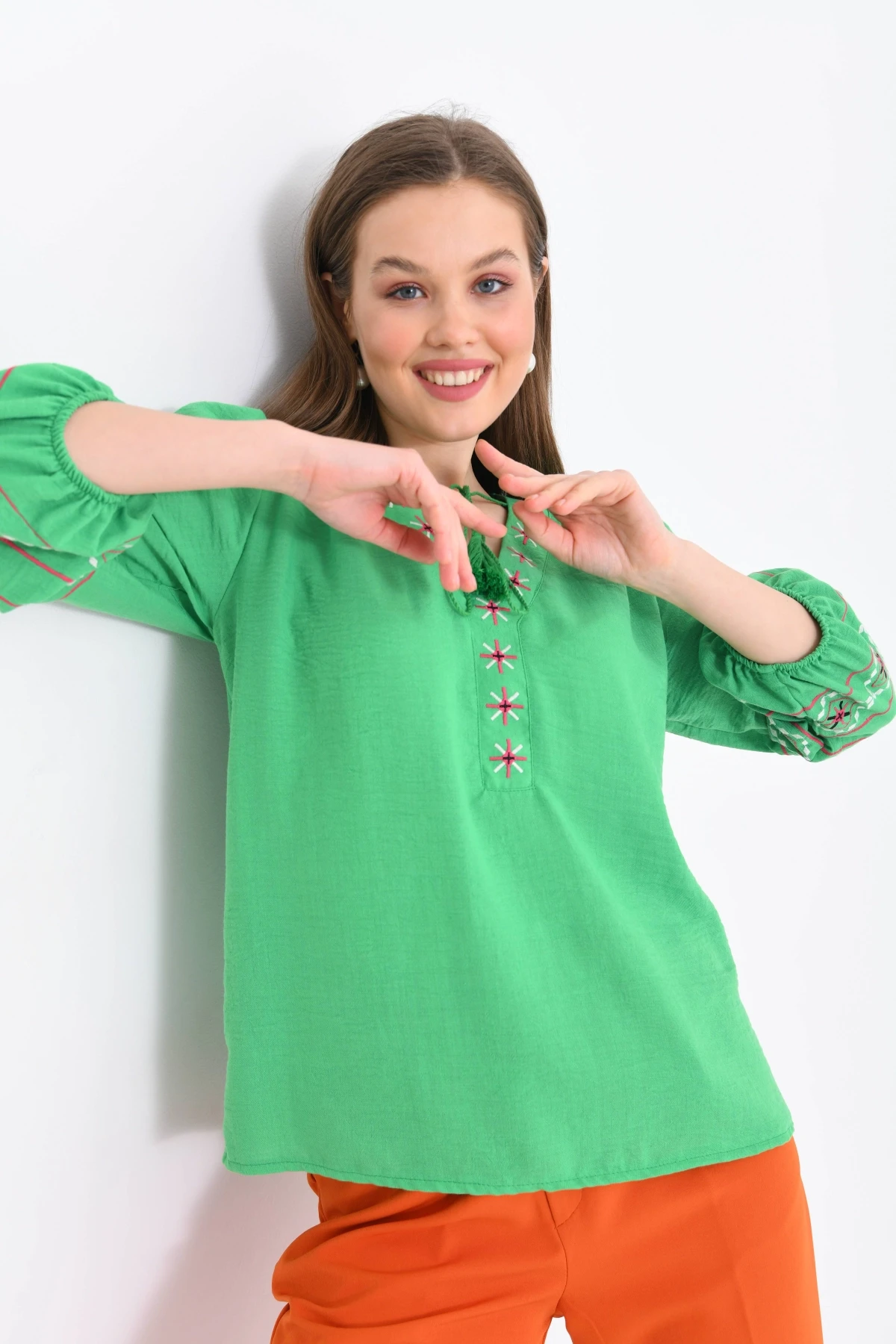 Kadın V Yaka Nakış Bağlama Detaylı Salaş Bluz