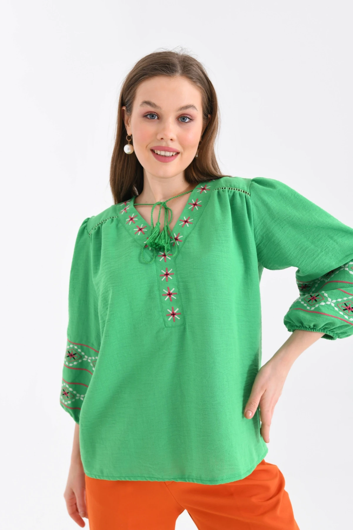 Kadın V Yaka Nakış Bağlama Detaylı Salaş Bluz