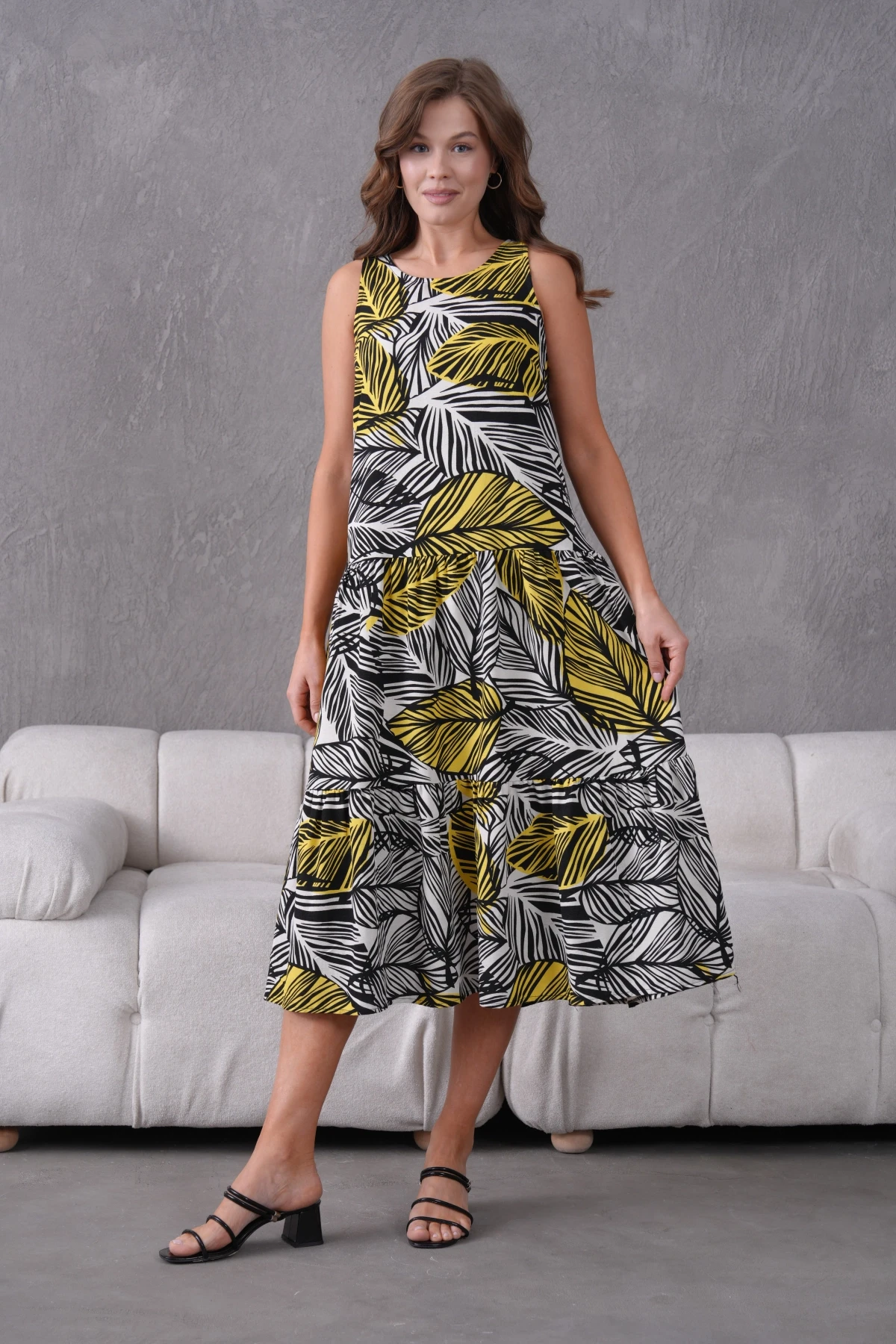 Yaprak Desenli Volanlı Kolsuz Dokuma Elbise