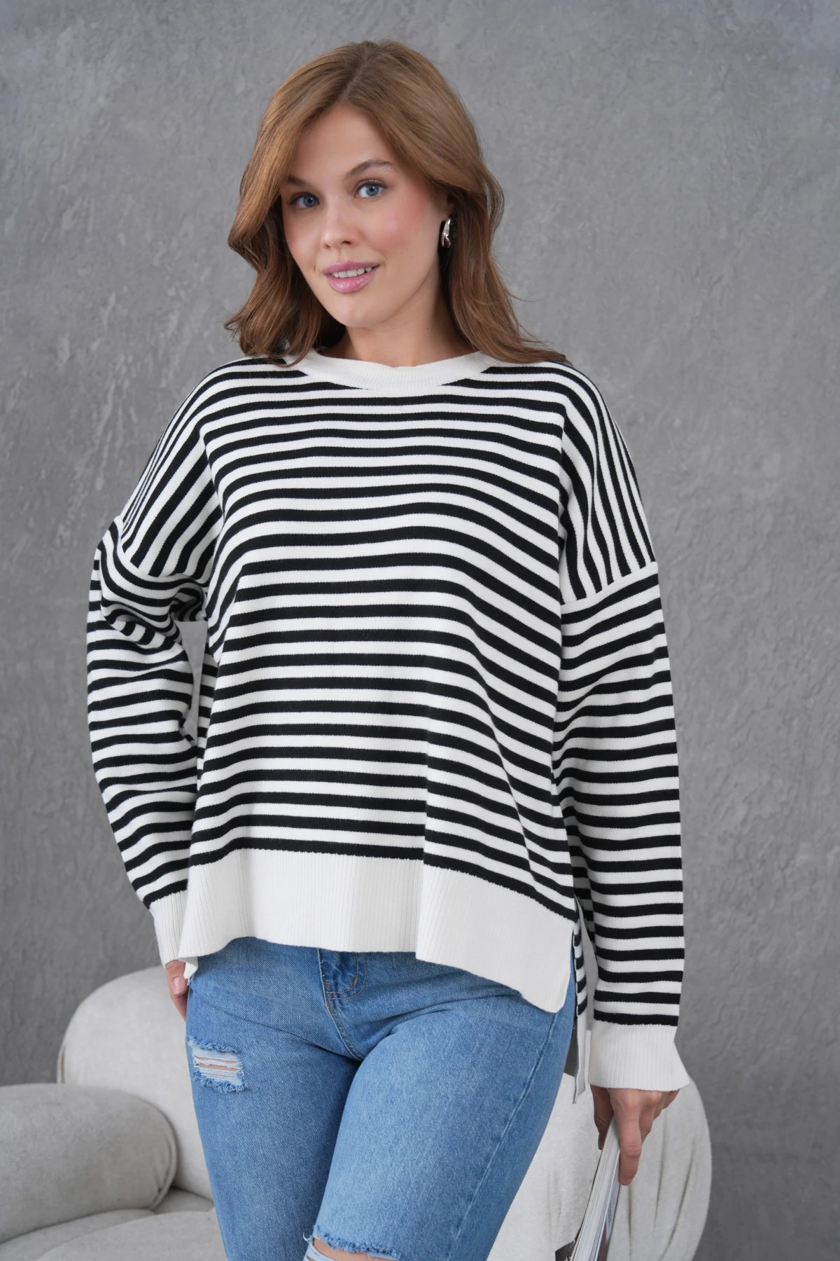 Kadın Bisiklet Yaka Nakış Detay Yırtmaçlı Oversize Çizgili Triko Kazak