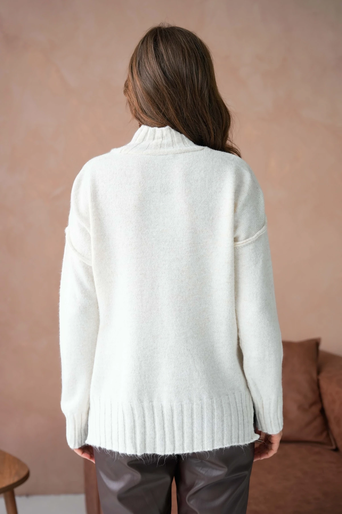 Kadın Dik Yaka Nakış Detay Yırtmaçlı Triko Kazak