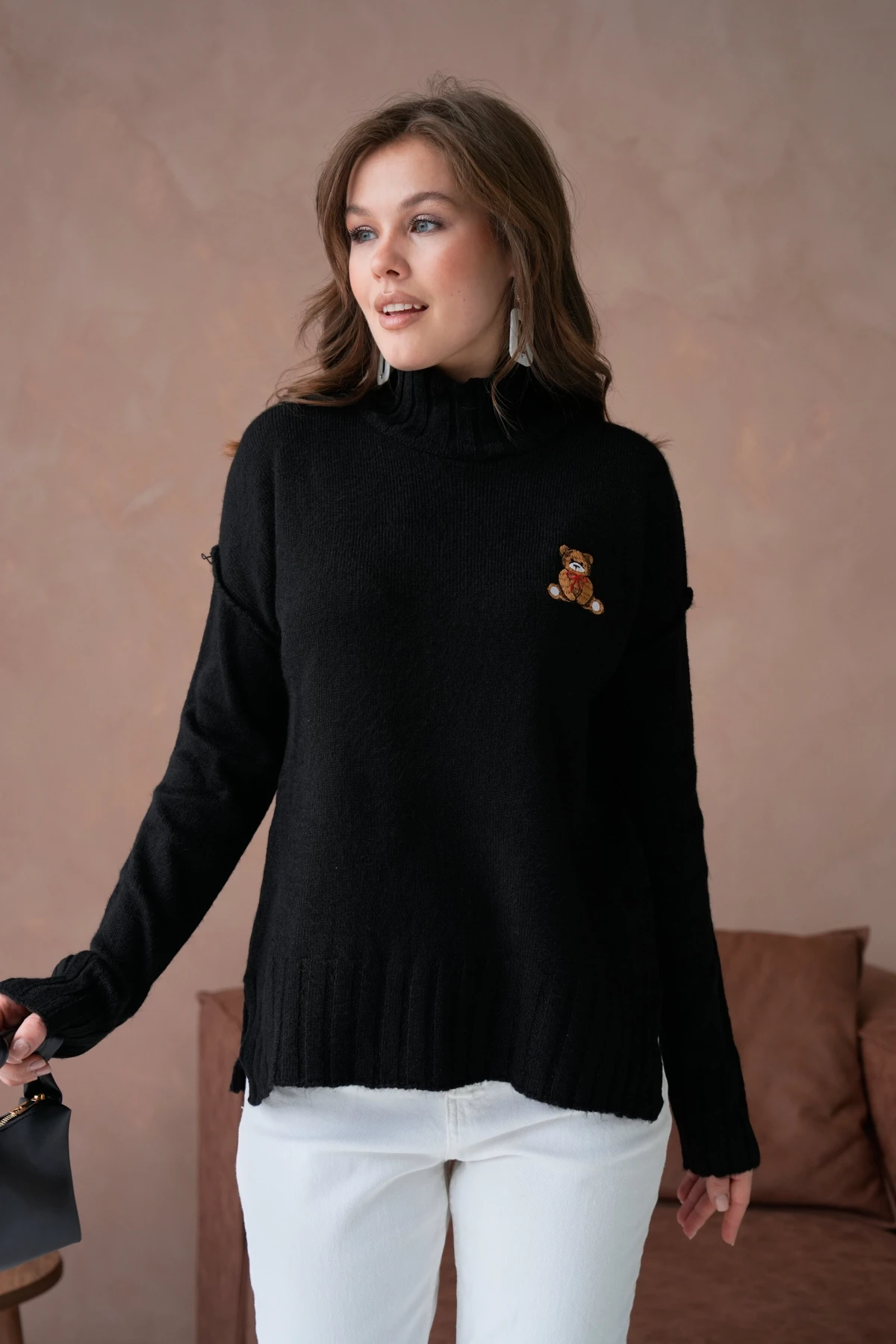 Kadın Dik Yaka Nakış Detay Yırtmaçlı Triko Kazak