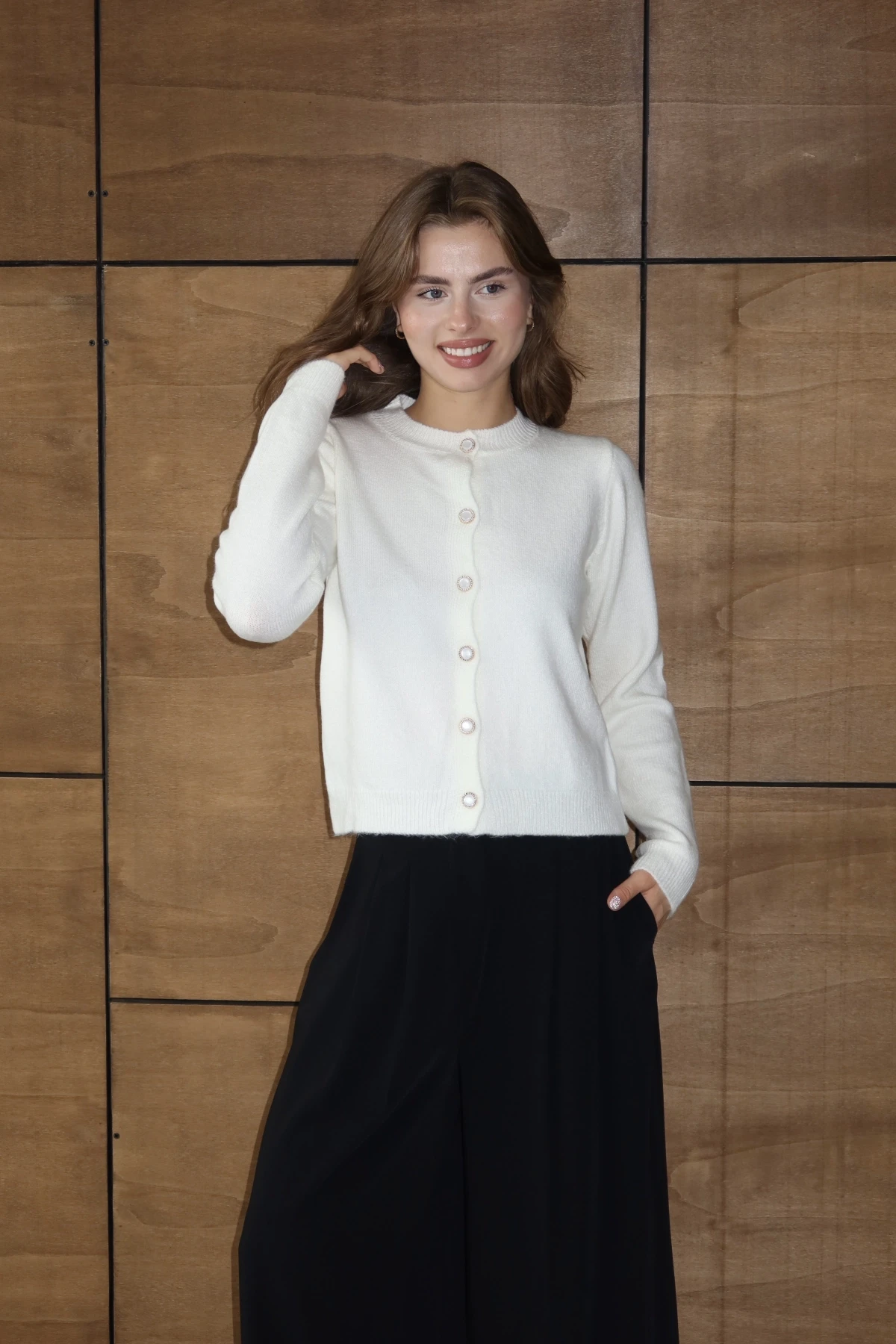 Kadın Kemik İnci Düğmeli Yumuşak Dokulu Bisiklet Yaka Triko Hırka