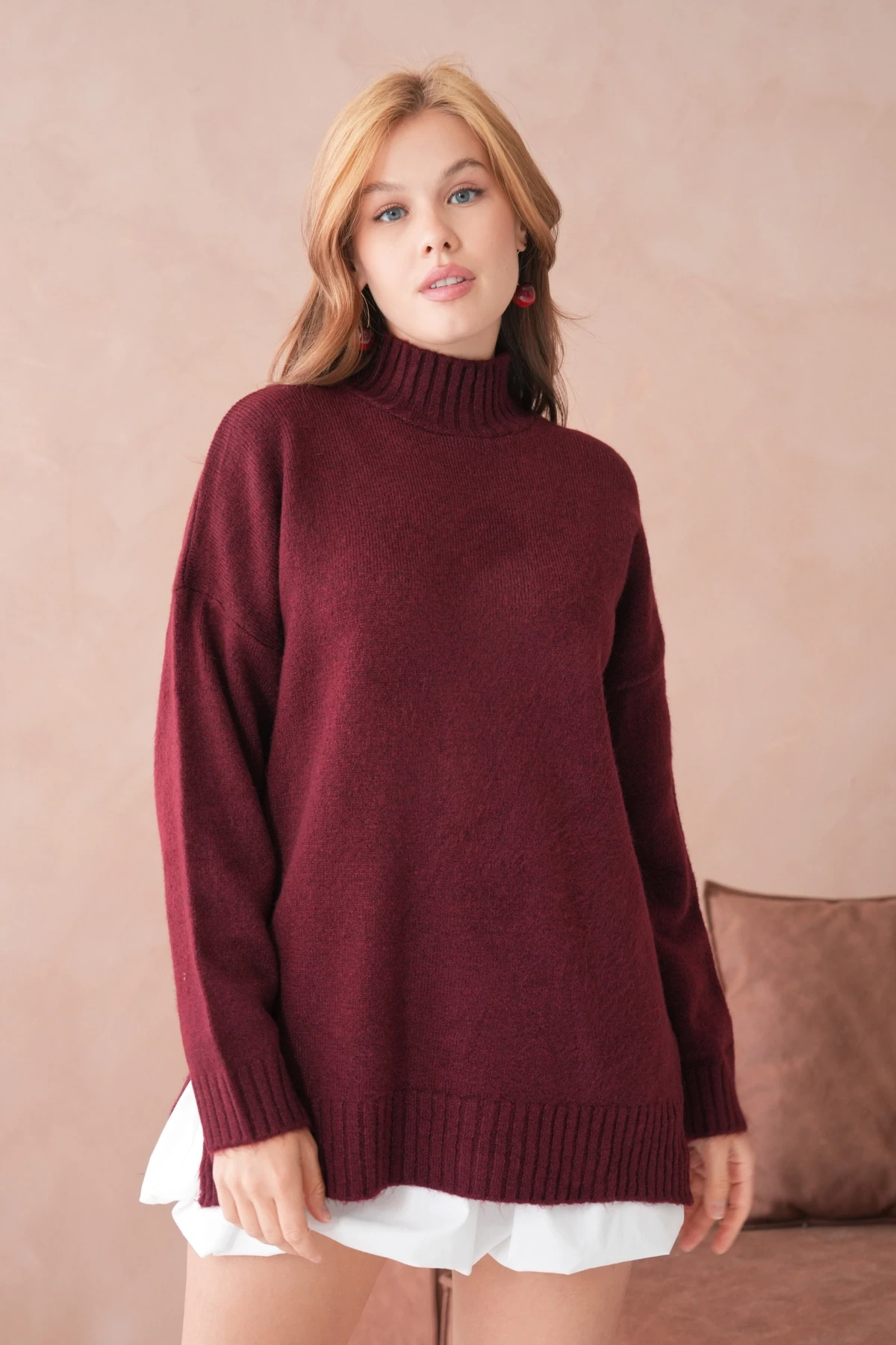 Kadın Yarım Balıkçı Yaka Yırtmaçlı Oversize Triko Kazak