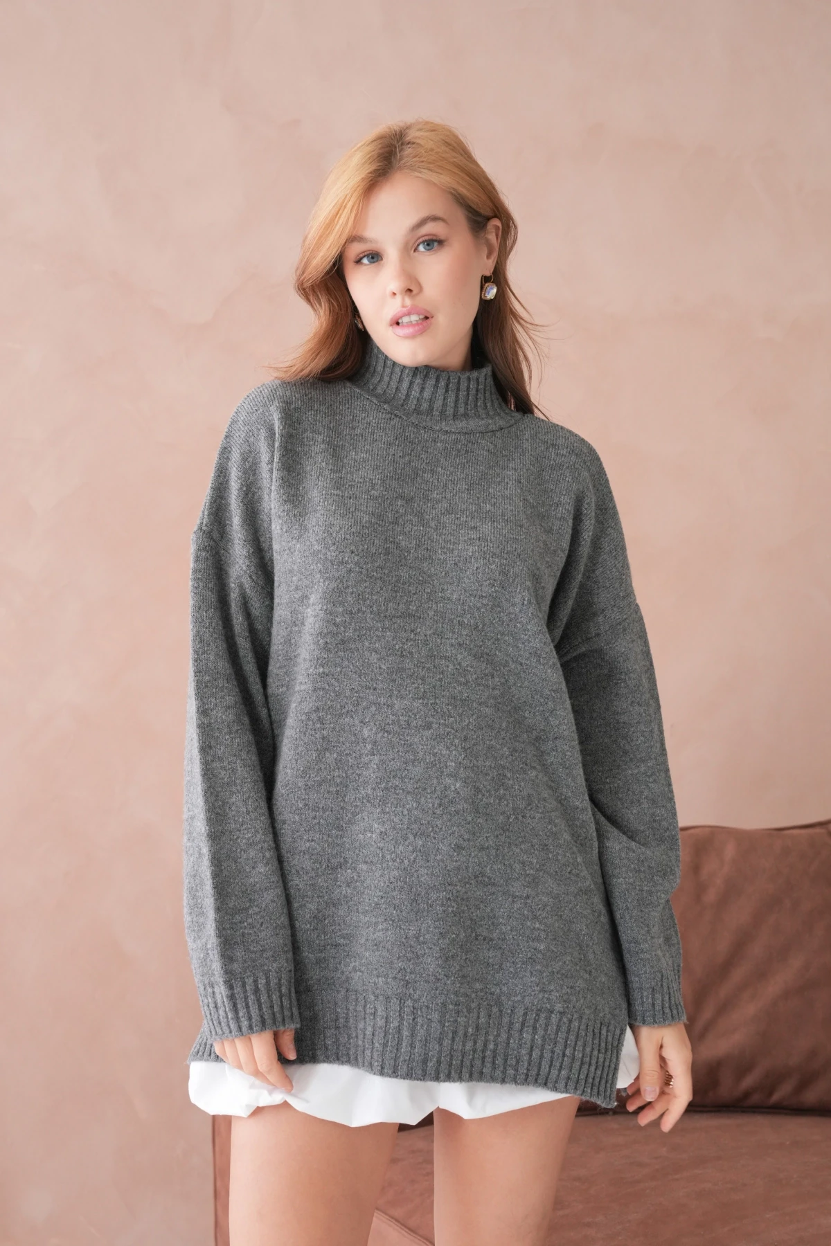 Kadın Yarım Balıkçı Yaka Yırtmaçlı Oversize Triko Kazak