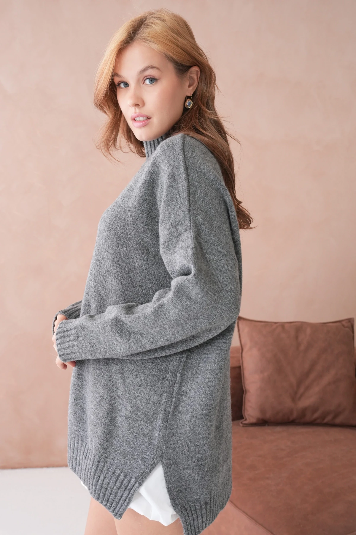 Kadın Yarım Balıkçı Yaka Yırtmaçlı Oversize Triko Kazak