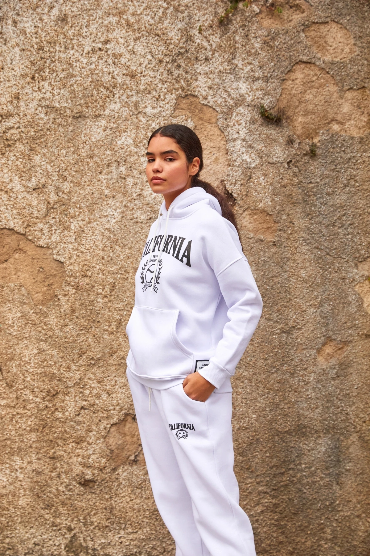 Kadın Beyaz Baskı Detay Kanguru Cepli Şardonlu Takım