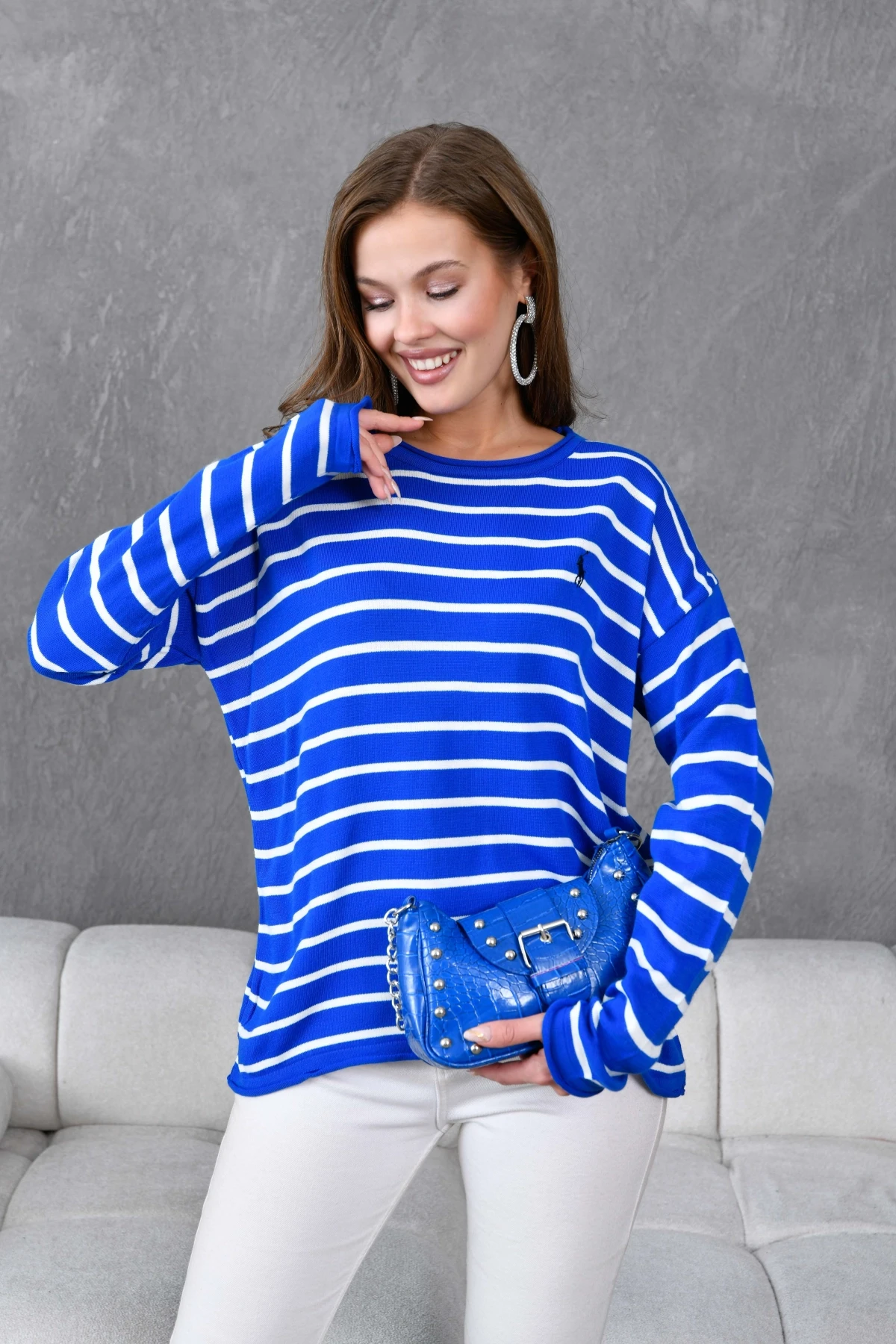 Kadın Bisiklet Yaka Çizgili Nakış Detay Oversize Triko Kazak