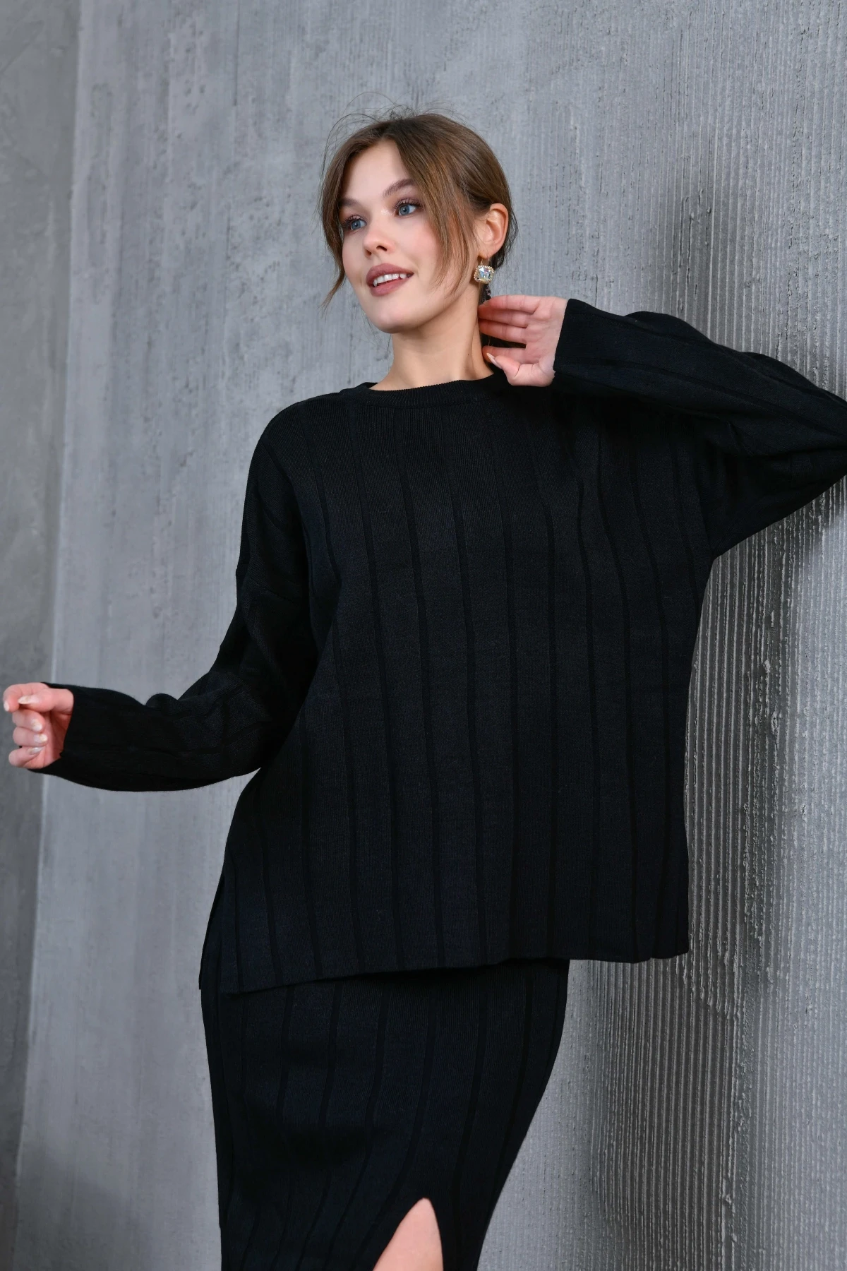 Kadın Bisiklet Yaka Yırtmaçlı Kazak Etek İkili Triko Takım