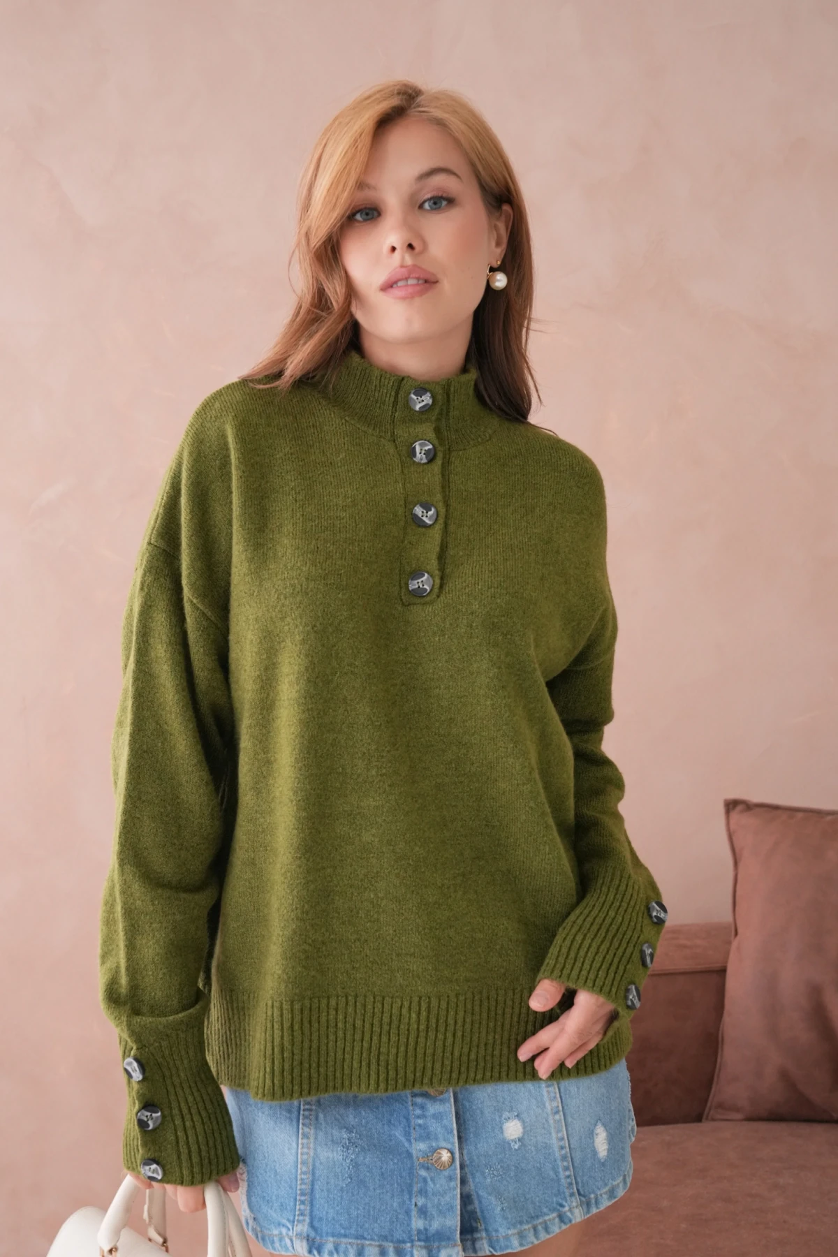 Kadın Dik Yaka Kolları Düğme Detaylı Yumuşak Dokulu Şardonlu Triko Kazak